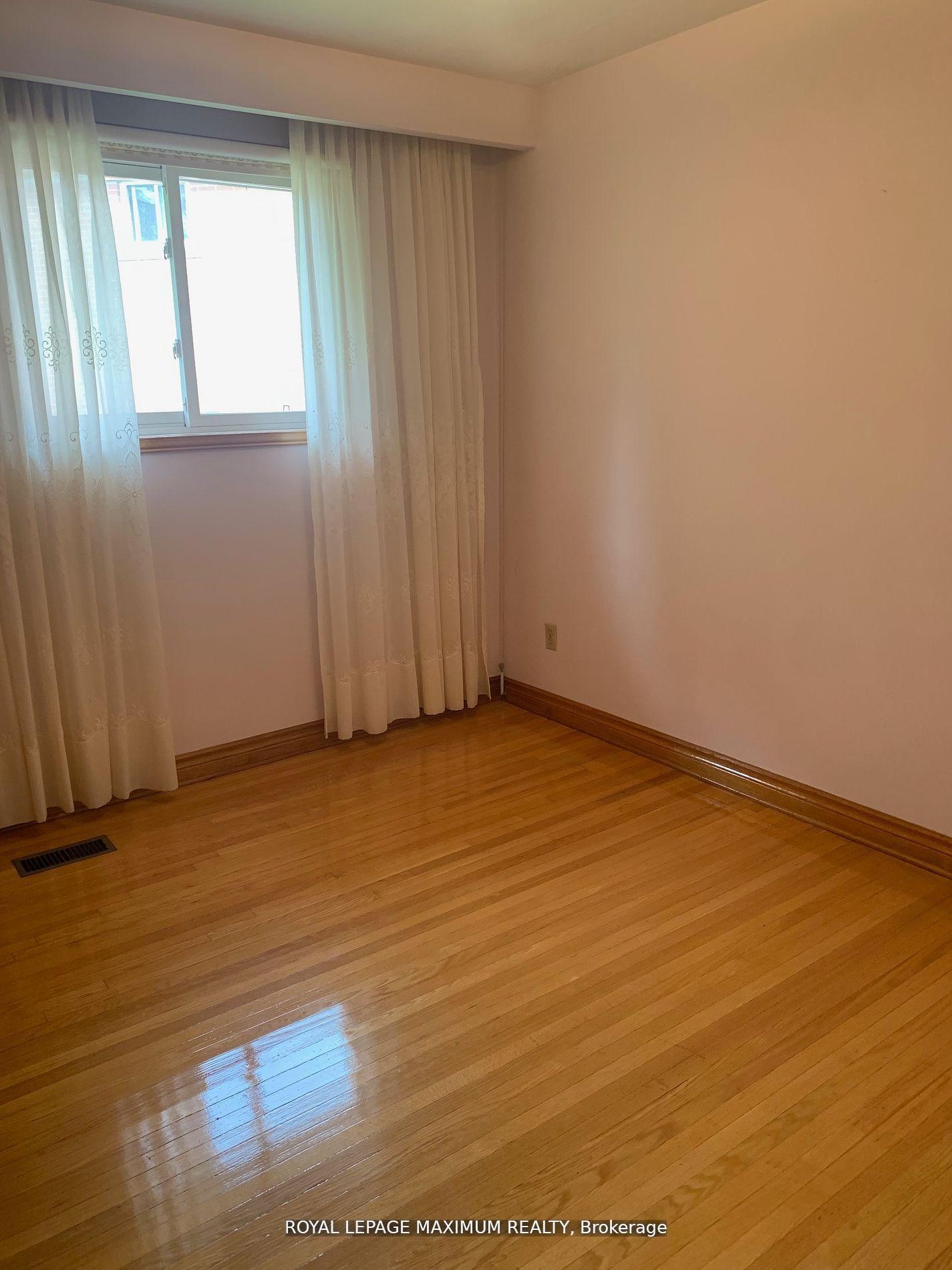 Photo 12 of 155 Rainbow Drive, Vaughan, West Woodbridge — HOMEH