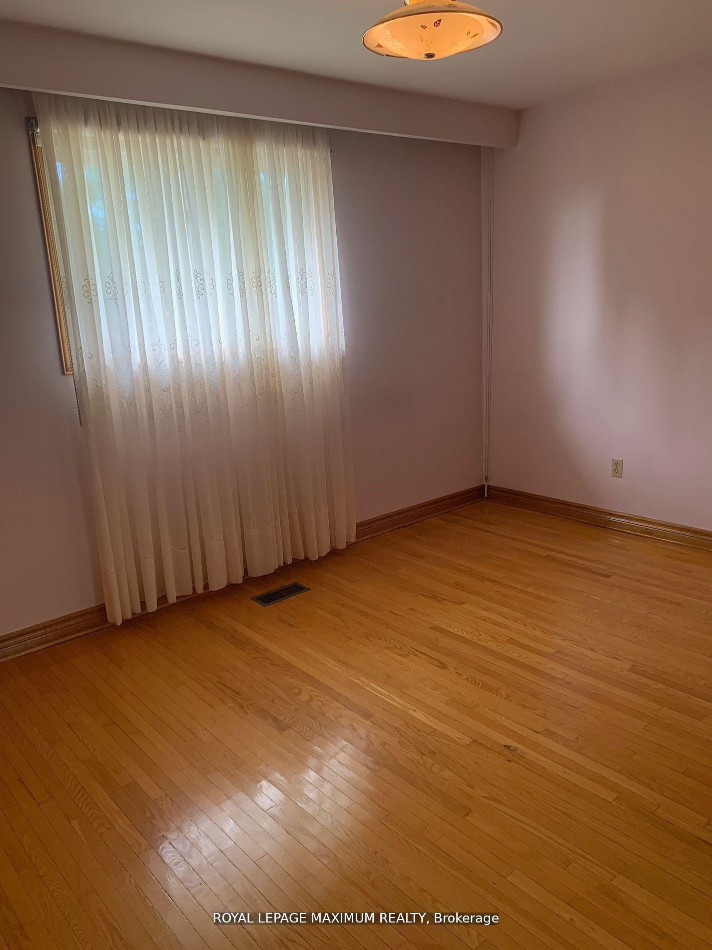 Photo 13 of 155 Rainbow Drive, Vaughan, West Woodbridge — HOMEH