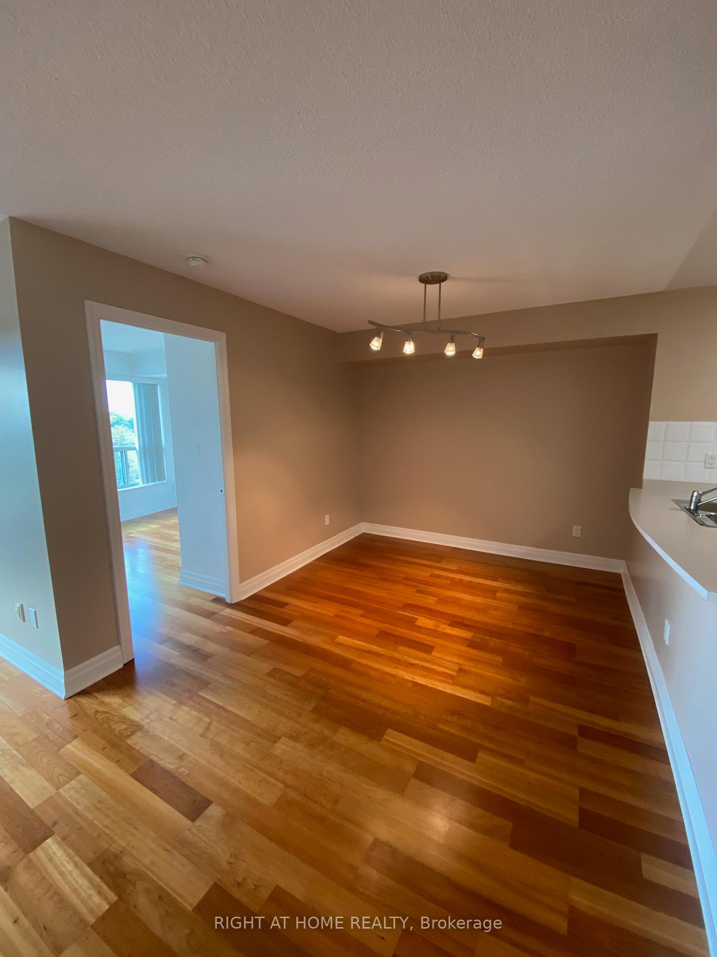 Photo 3 of Unit 608, 188 Doris Avenue, North York, Willowdale East — HOMEH