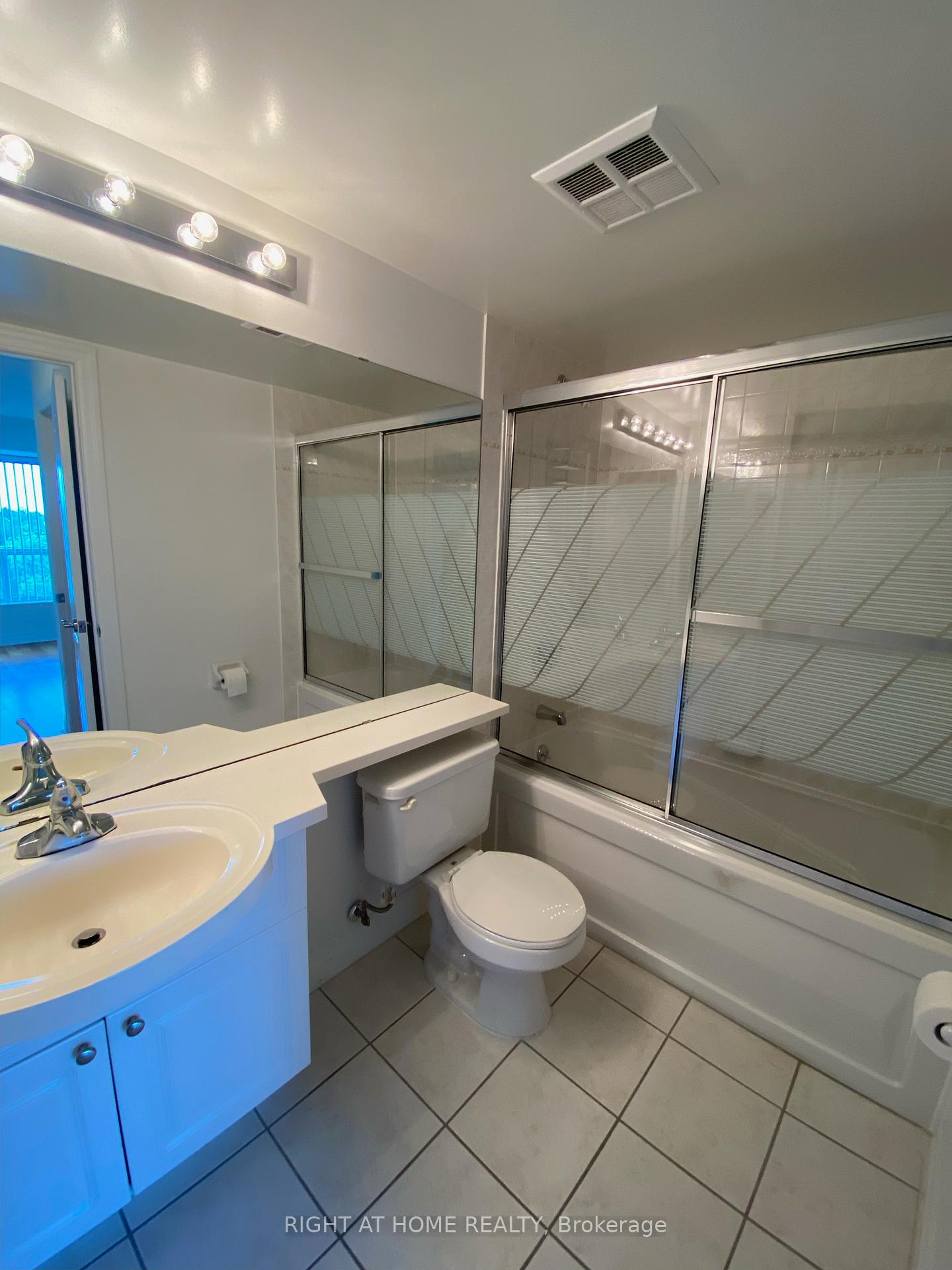 Photo 9 of Unit 608, 188 Doris Avenue, North York, Willowdale East — HOMEH