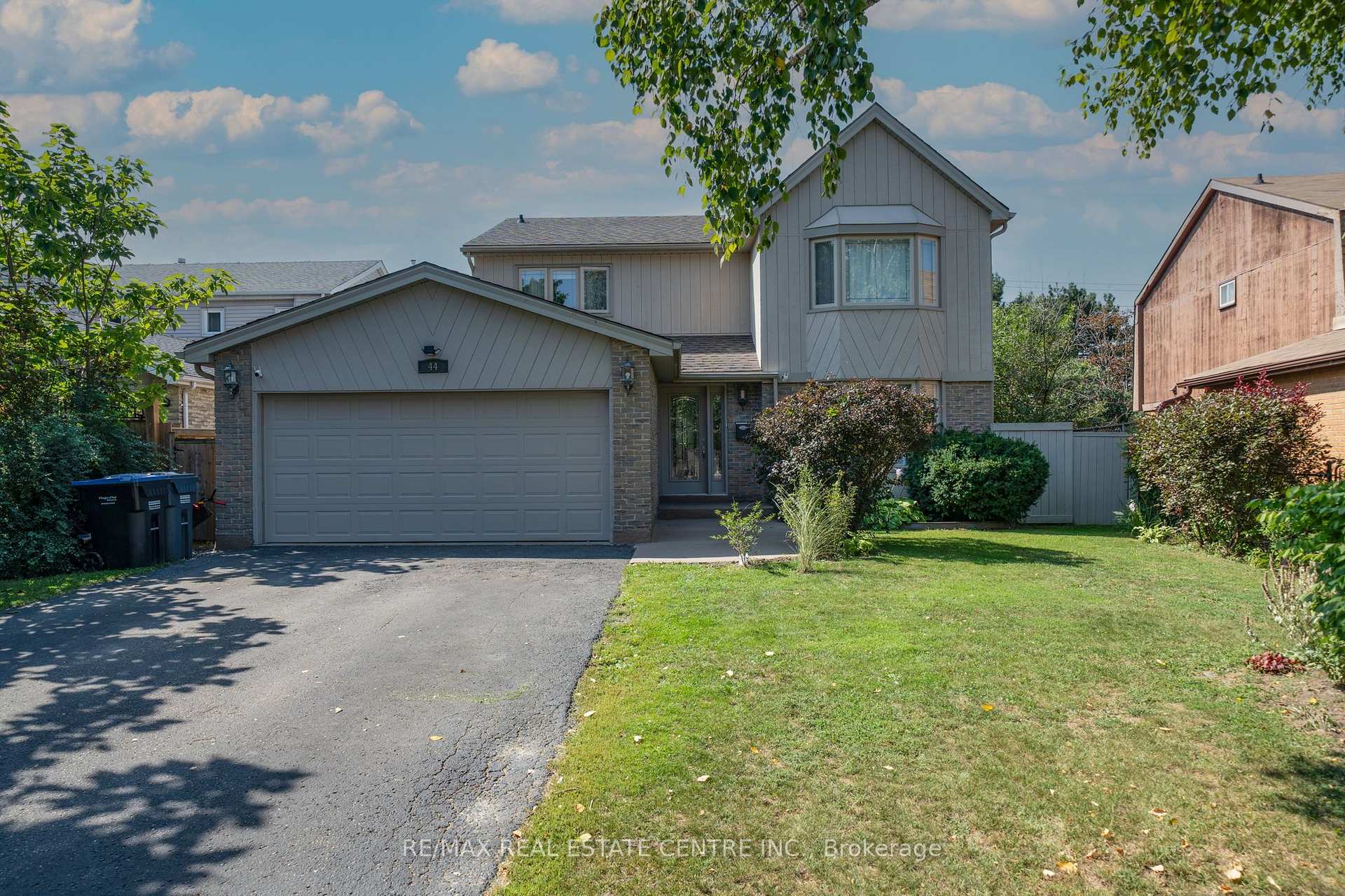 Photo 5 of 44 Madelaine Crescent, Brampton, Central Park — HOMEH