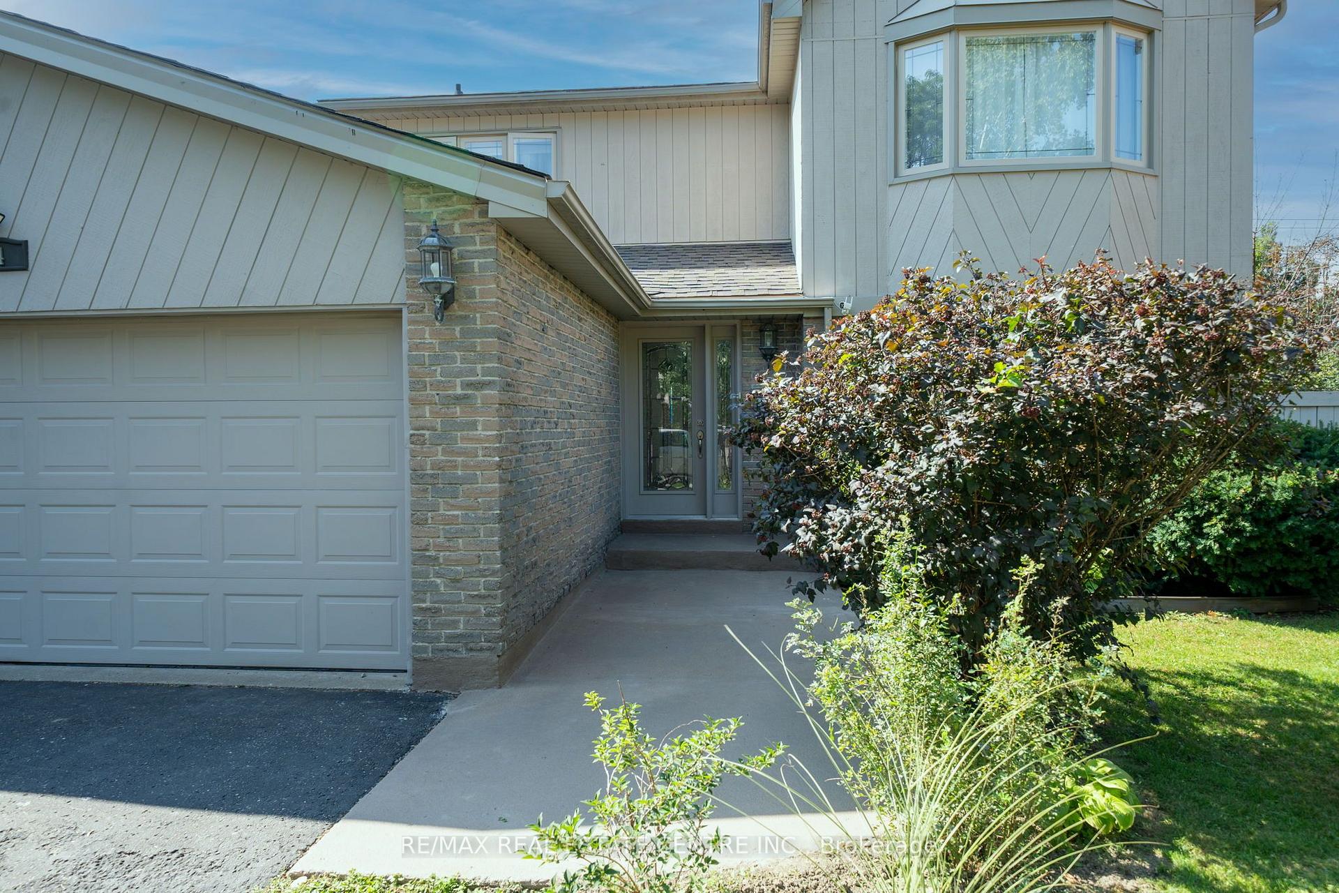 Photo 7 of 44 Madelaine Crescent, Brampton, Central Park — HOMEH