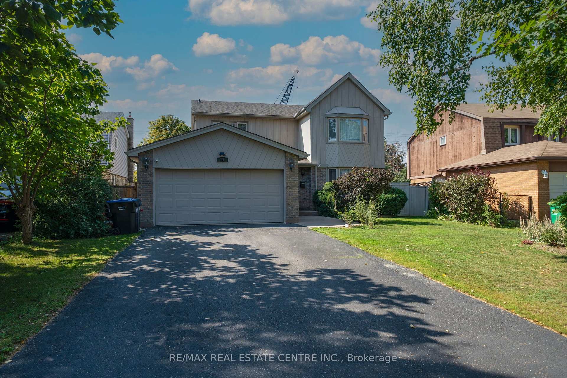 Photo 9 of 44 Madelaine Crescent, Brampton, Central Park — HOMEH
