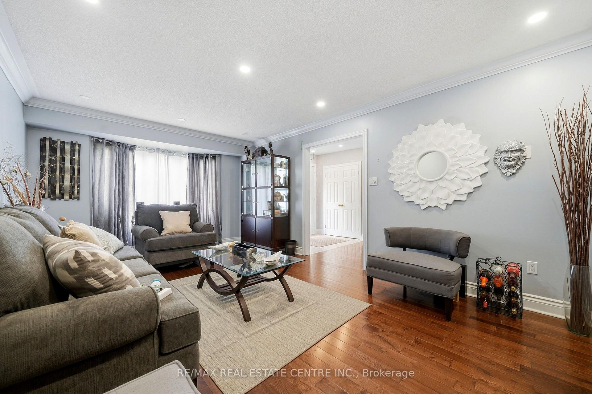 Photo 17 of 44 Madelaine Crescent, Brampton, Central Park — HOMEH
