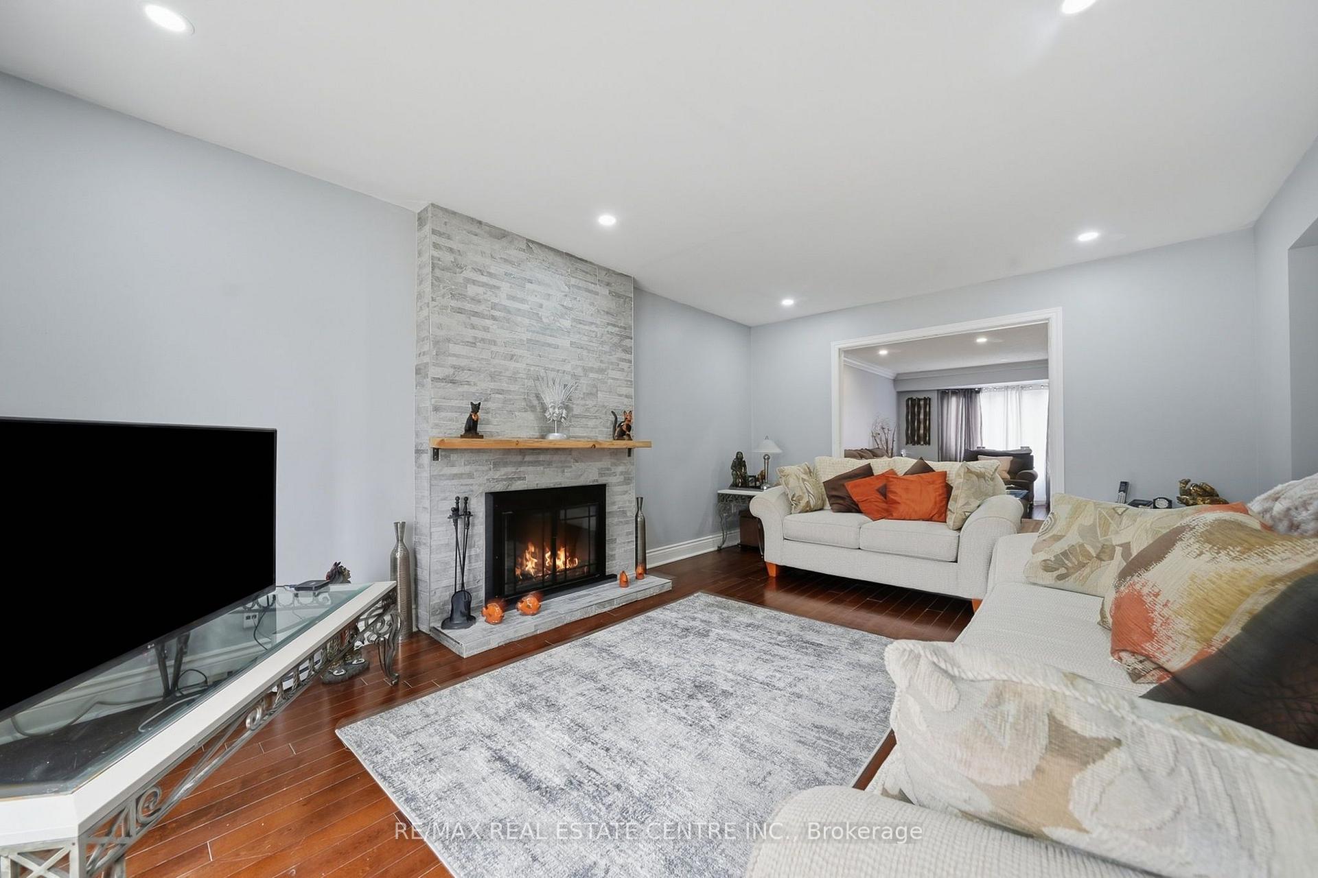 Photo 23 of 44 Madelaine Crescent, Brampton, Central Park — HOMEH