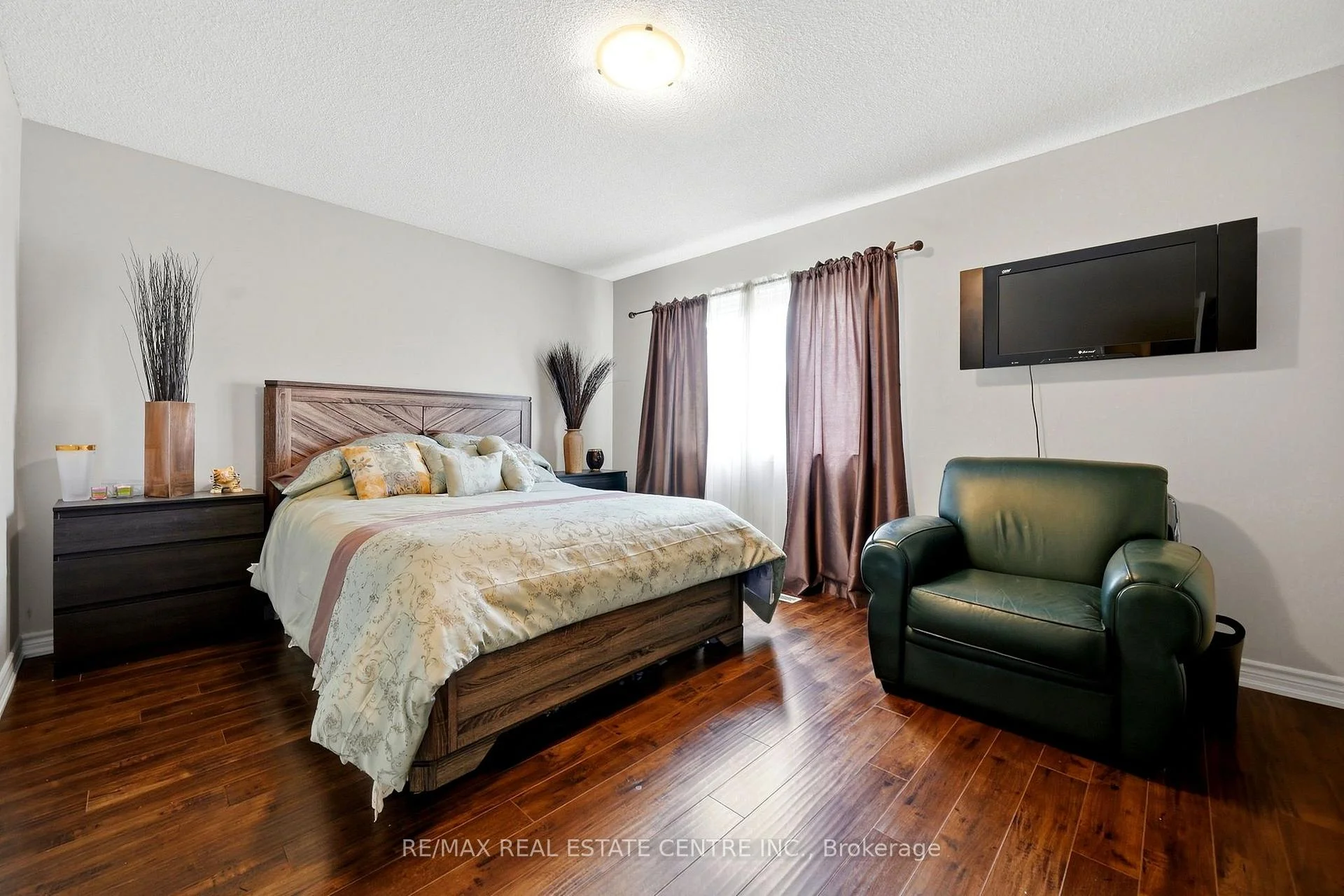 Photo 2 of 44 Madelaine Crescent, Brampton, Central Park — HOMEH
