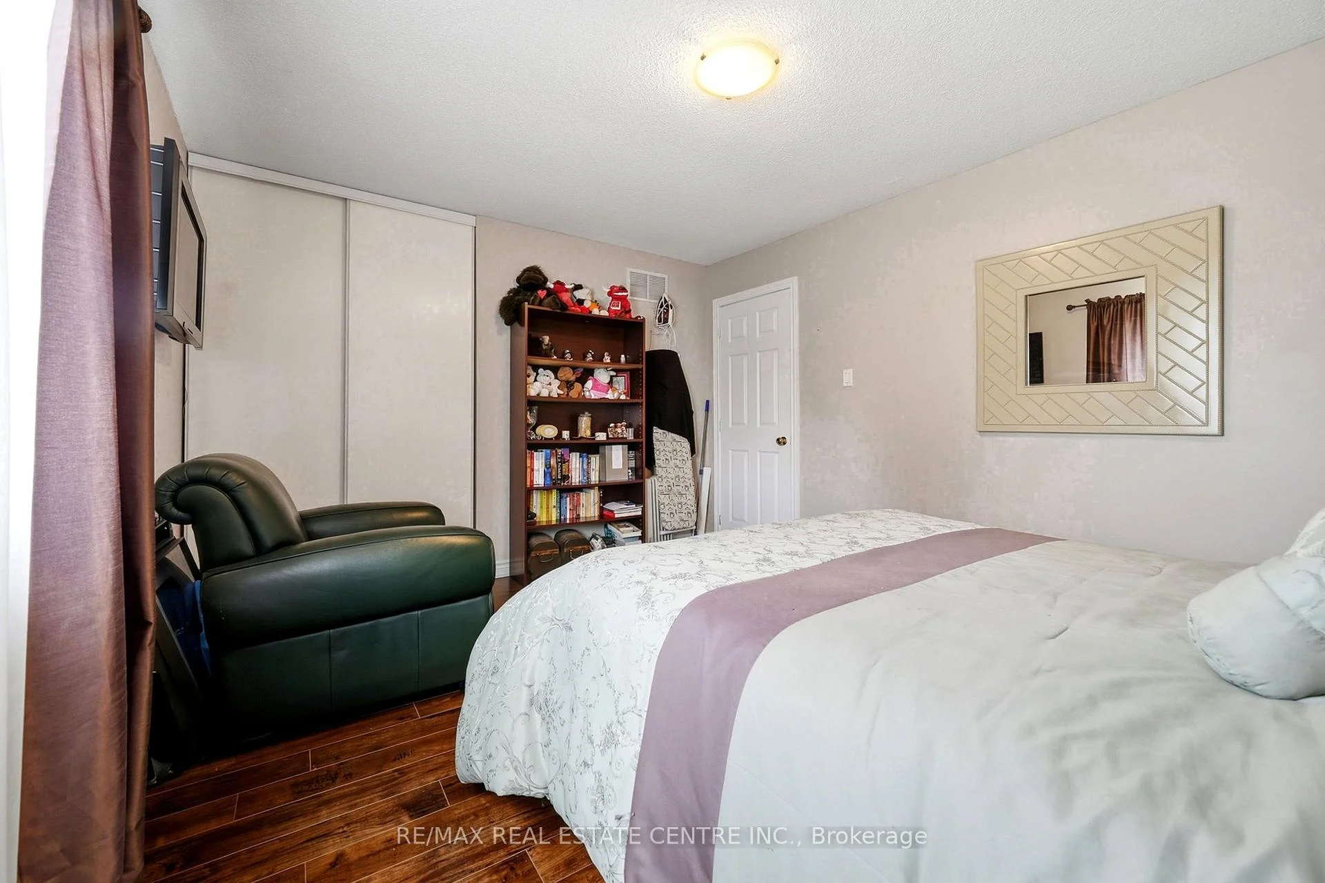 Photo 4 of 44 Madelaine Crescent, Brampton, Central Park — HOMEH