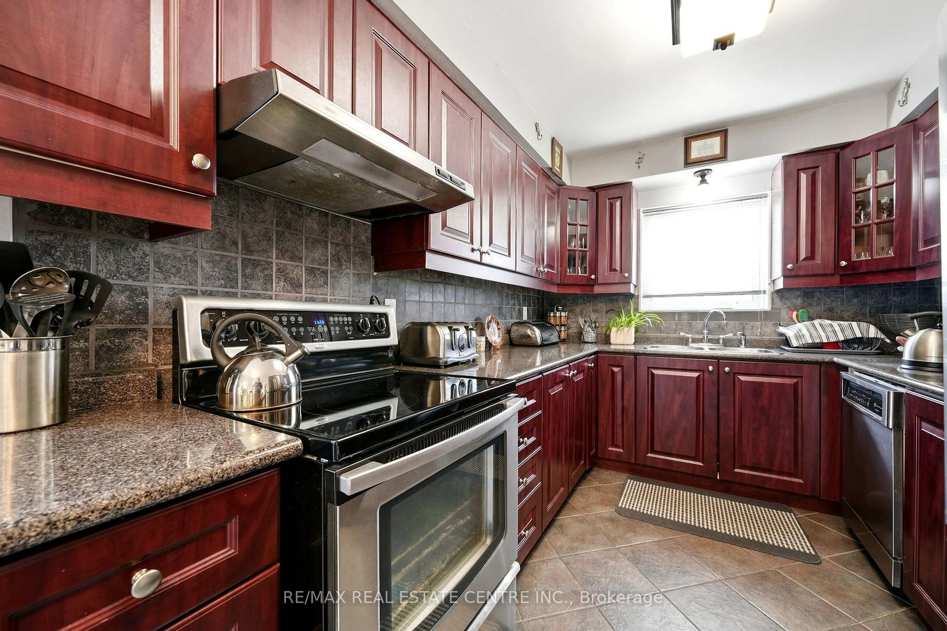 Photo 74 of 44 Madelaine Crescent, Brampton, Central Park — HOMEH
