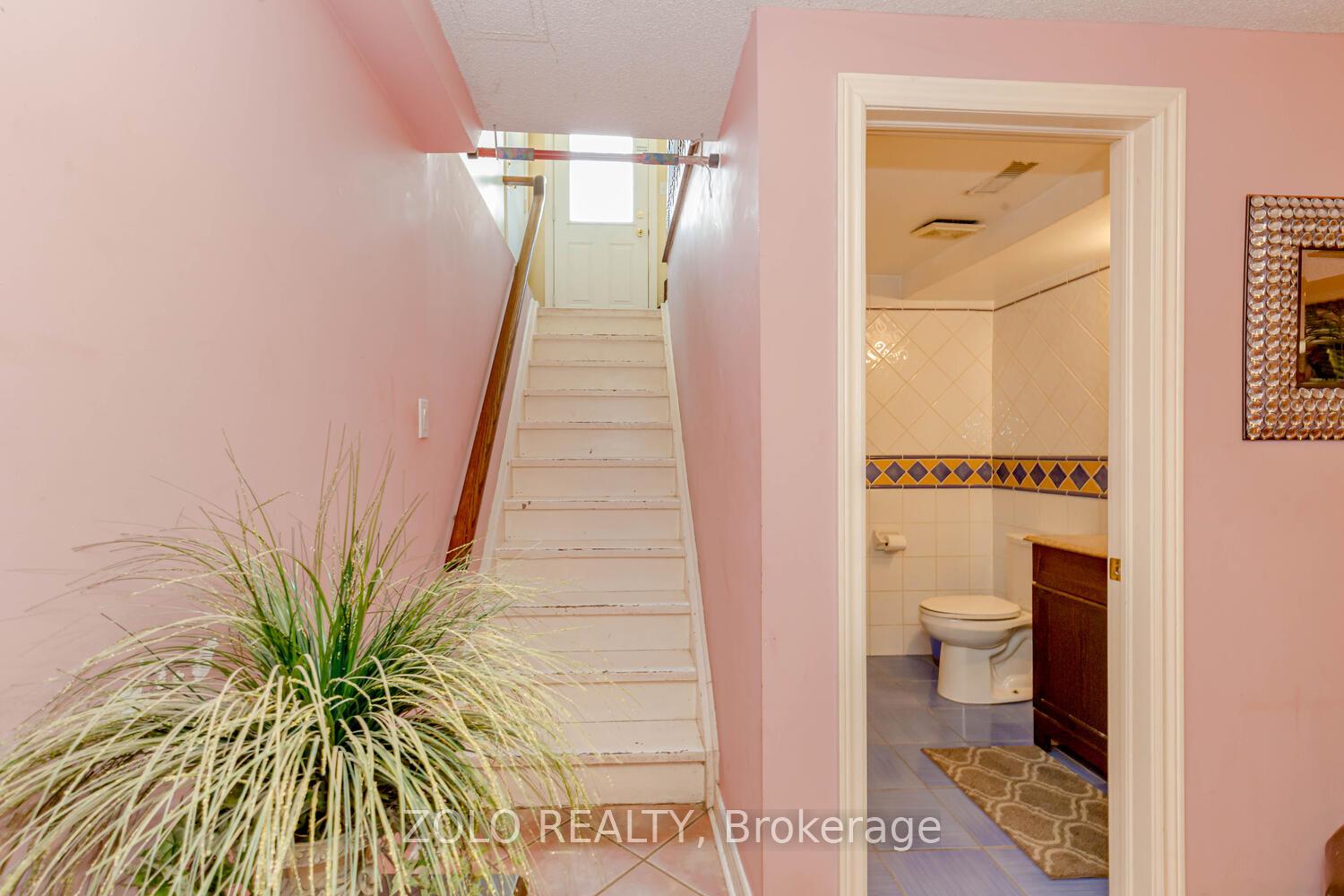 Photo 3 of 1474 Rosemanor Drive, Mississauga, East Credit — HOMEH
