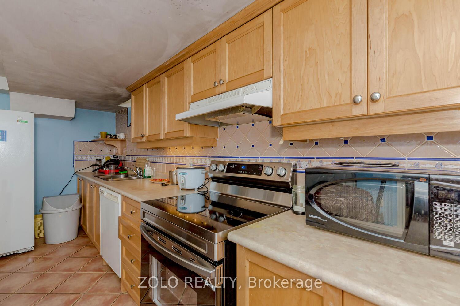 Photo 11 of 1474 Rosemanor Drive, Mississauga, East Credit — HOMEH