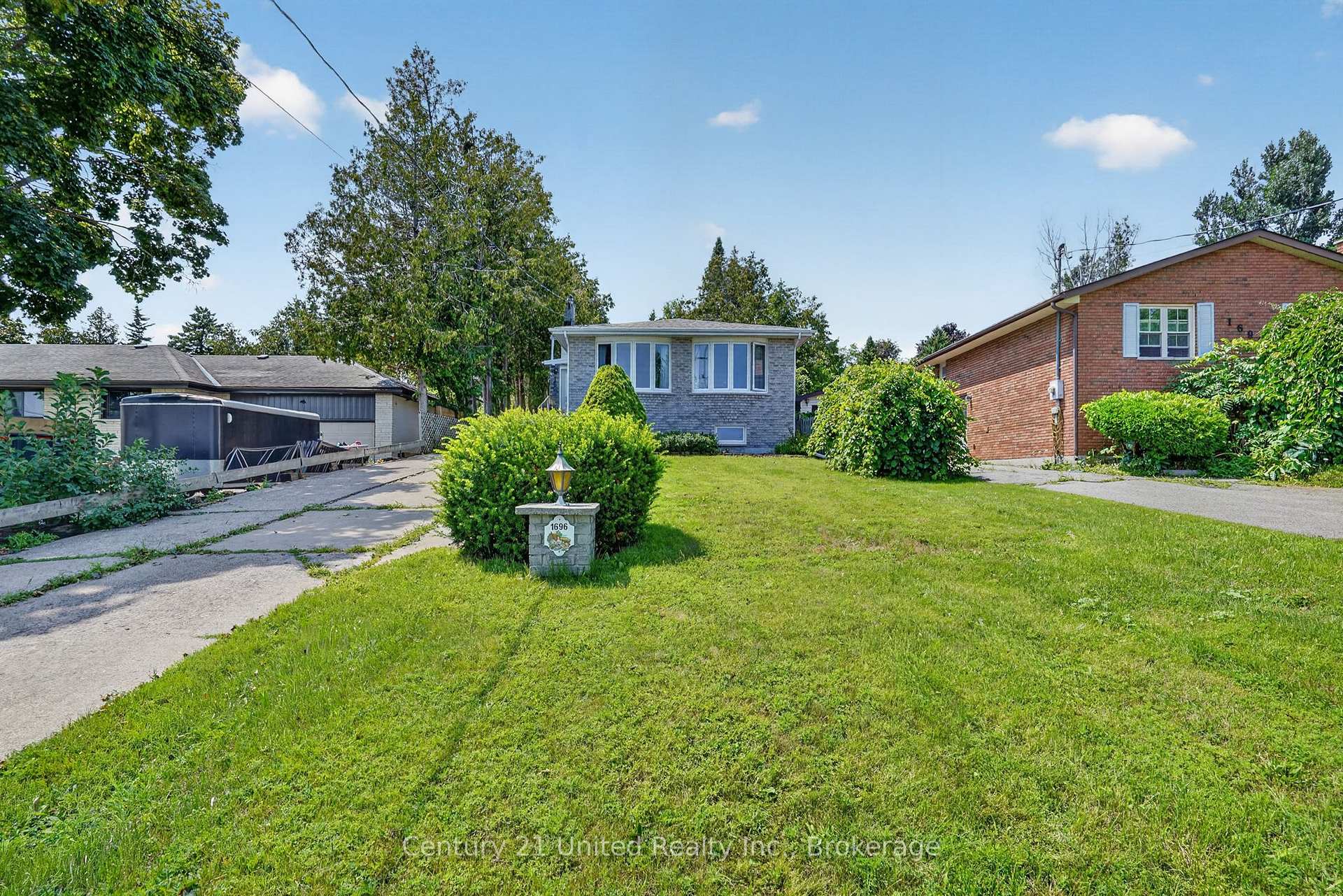 Photo of 1696 Applewood Crescent