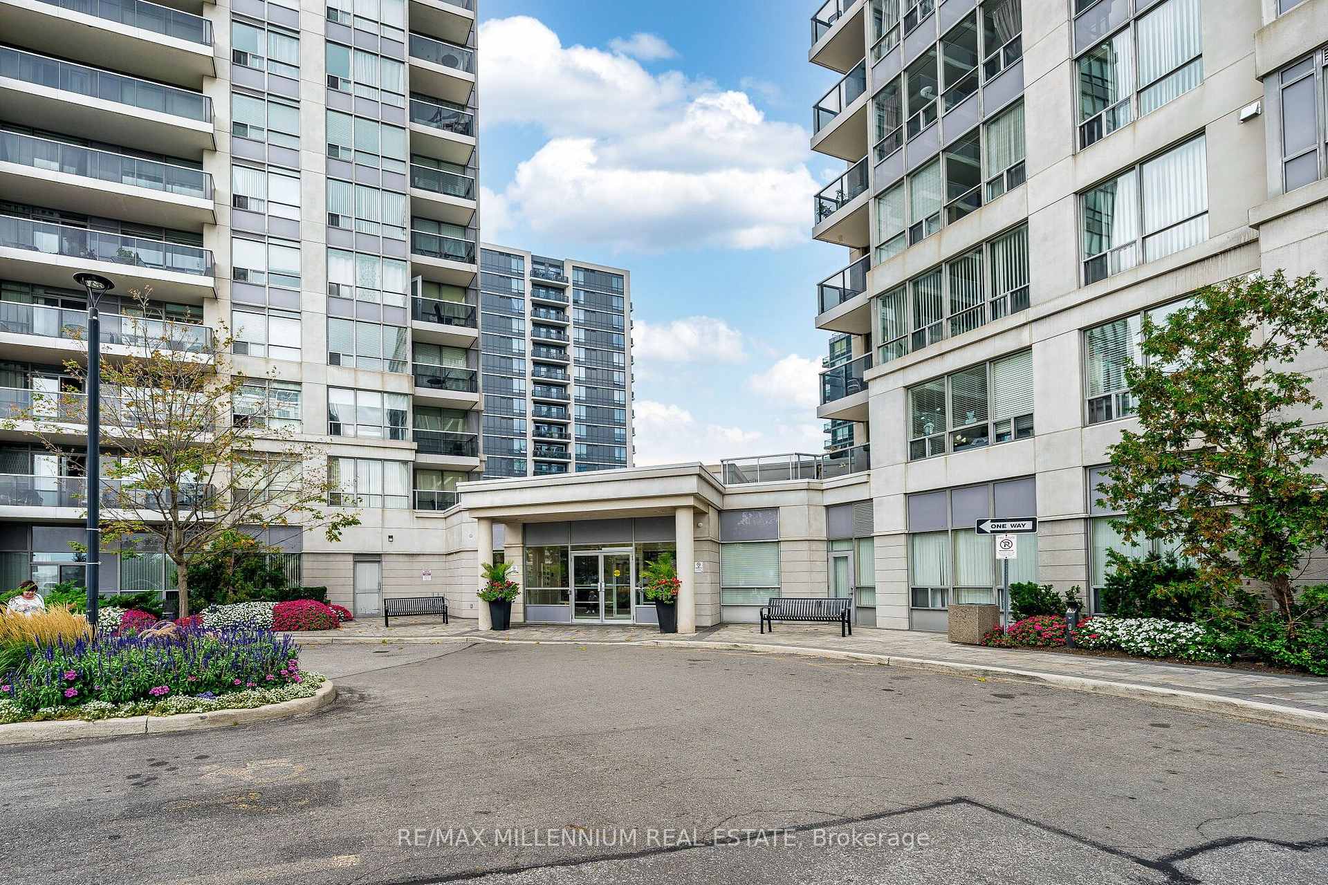 Photo 10 of Unit 902, 50 Disera Drive, Vaughan, Beverley Glen — HOMEH