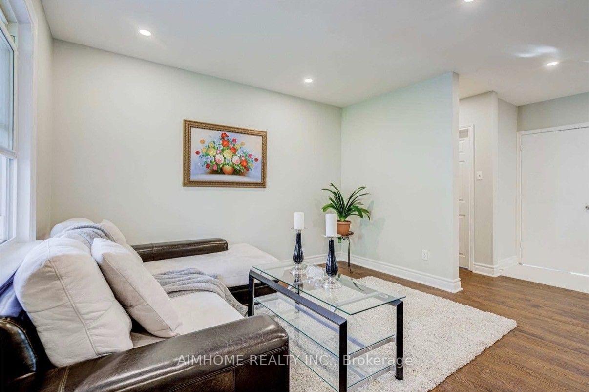 Photo 3 of 32 Lauralynn Crescent, Scarborough, Agincourt South-Malvern West — HOMEH