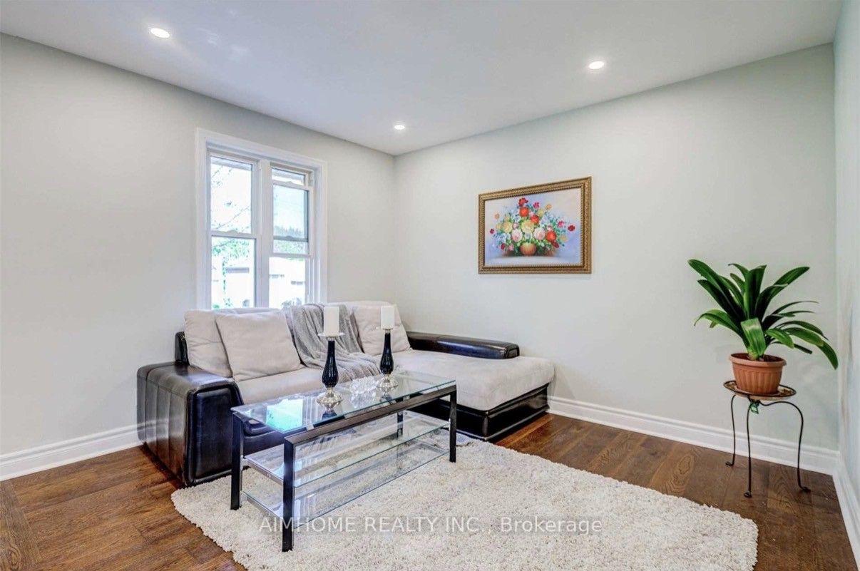 Photo 4 of 32 Lauralynn Crescent, Scarborough, Agincourt South-Malvern West — HOMEH