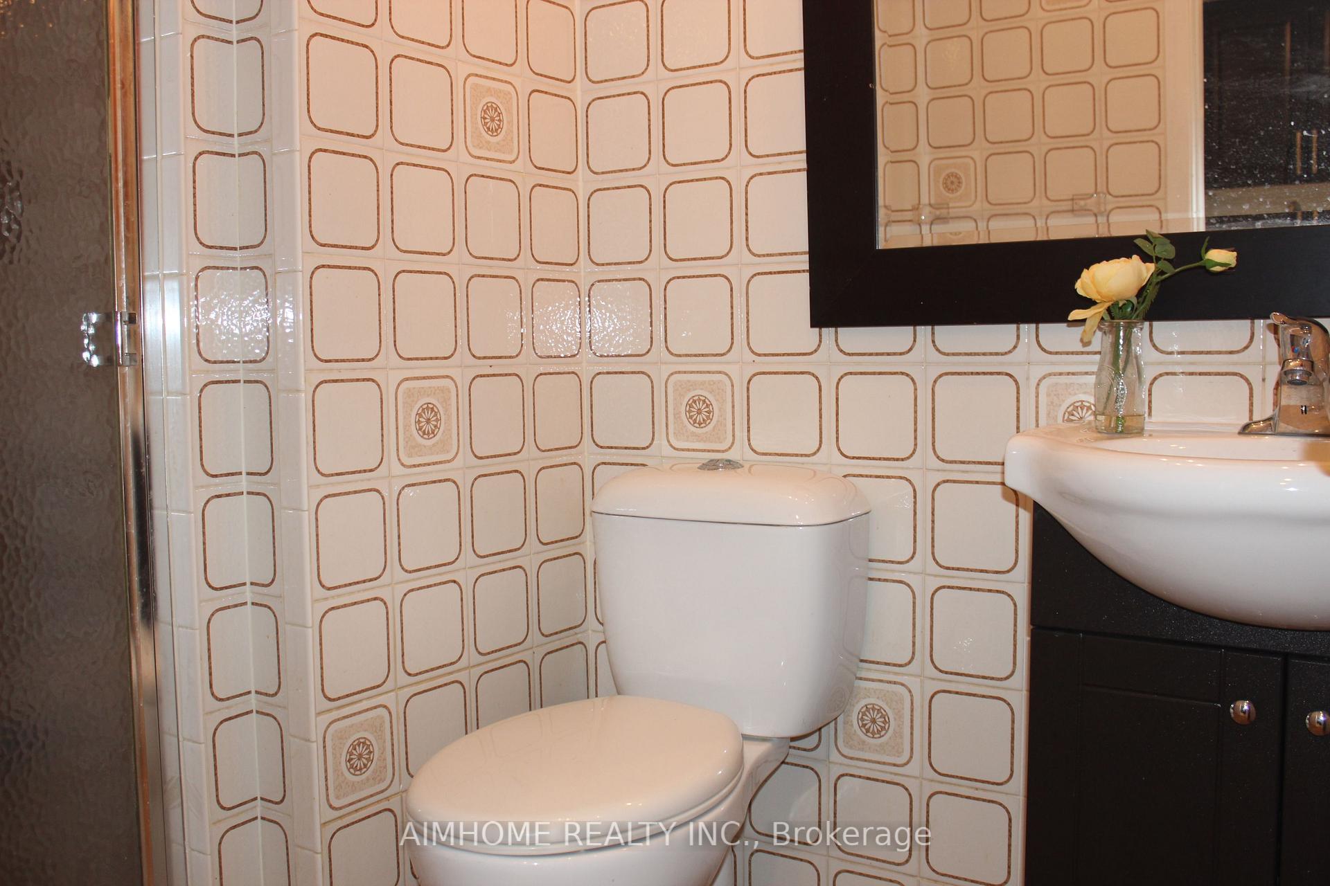 Photo 19 of 32 Lauralynn Crescent, Scarborough, Agincourt South-Malvern West — HOMEH
