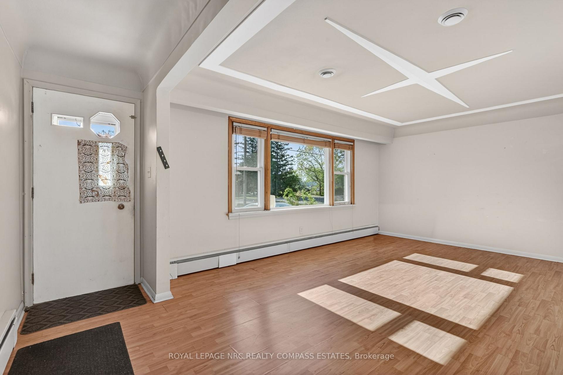Photo 3 of 6709 Montrose Road, Niagara Falls, West Wood — HOMEH