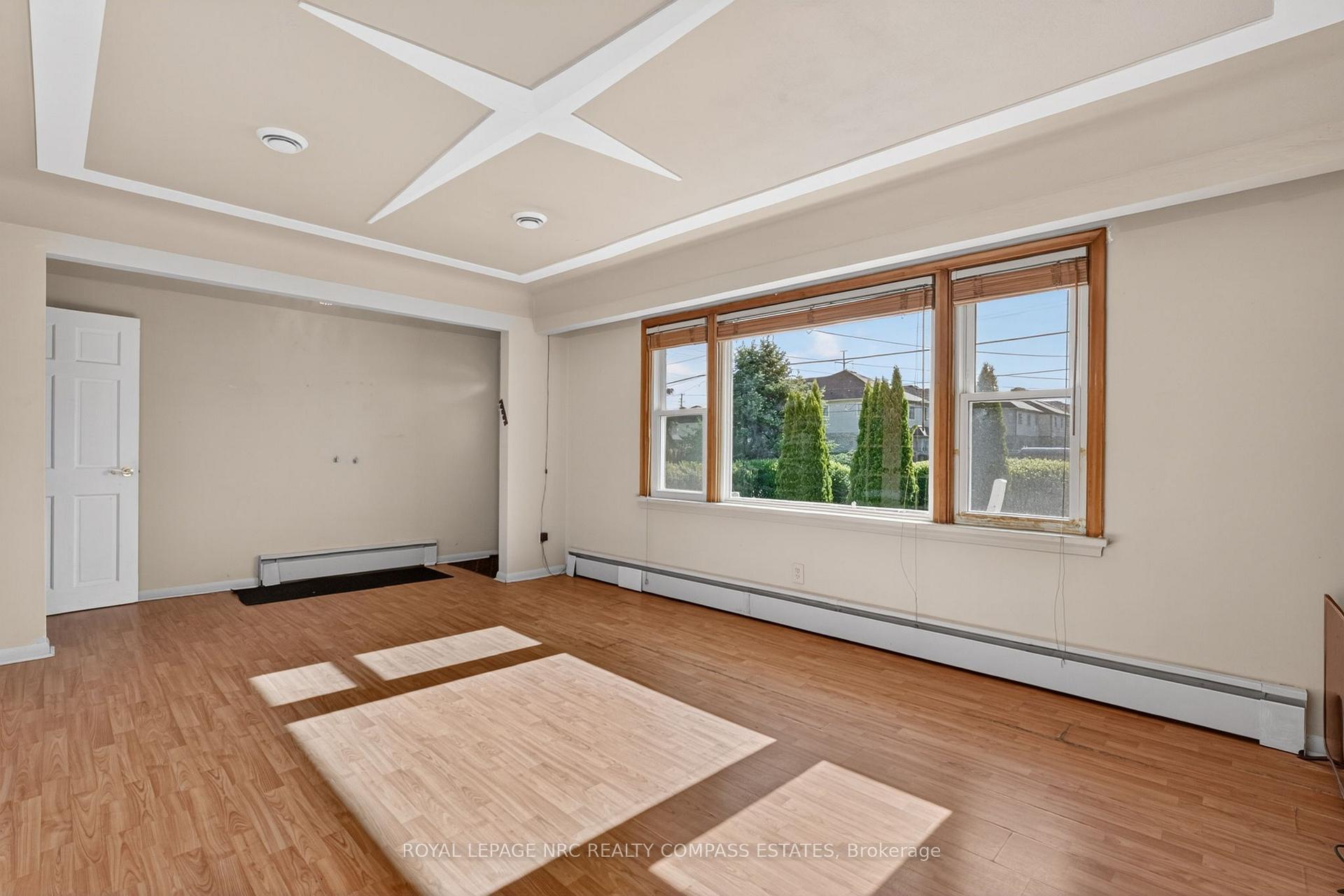 Photo 6 of 6709 Montrose Road, Niagara Falls, West Wood — HOMEH