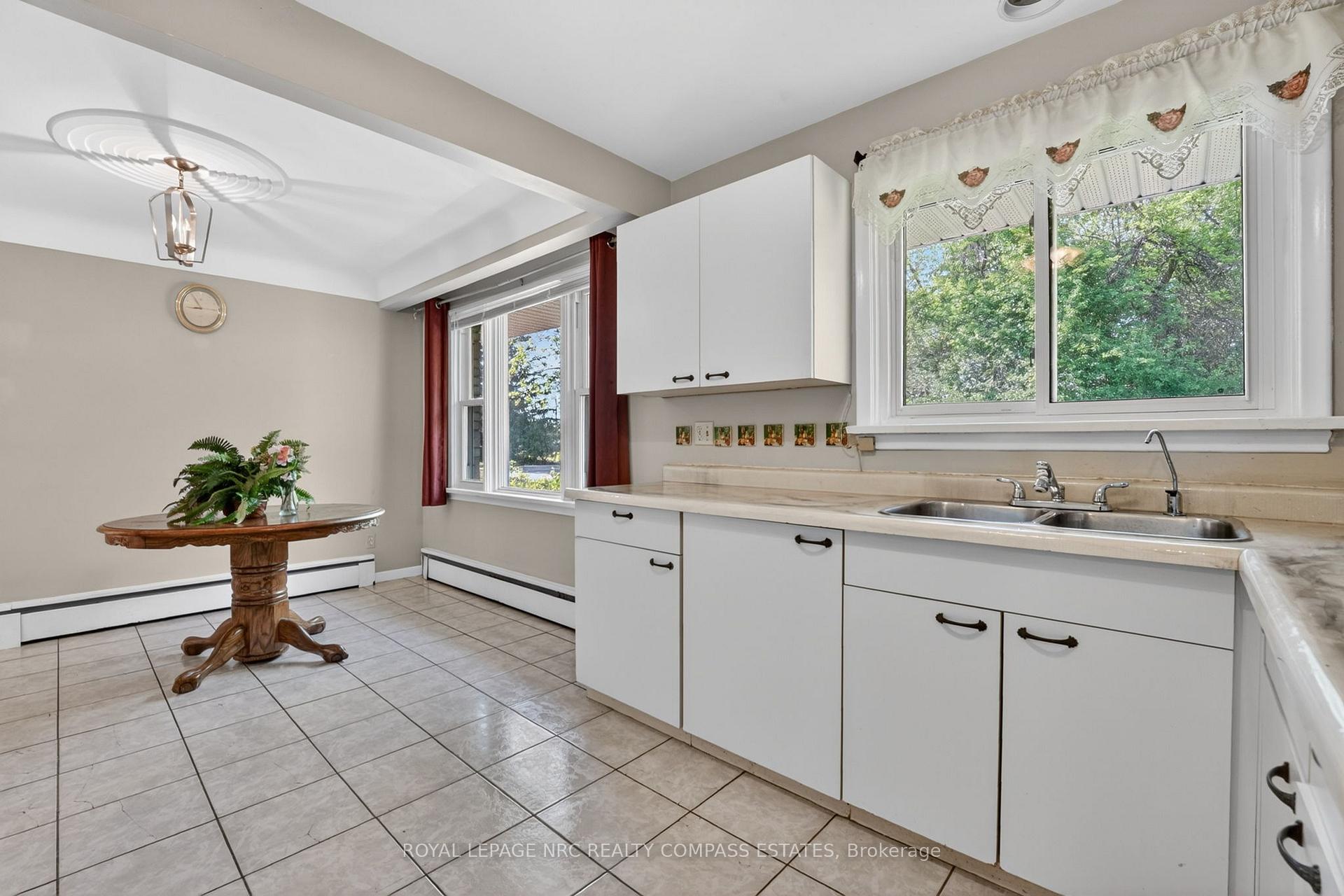 Photo 14 of 6709 Montrose Road, Niagara Falls, West Wood — HOMEH
