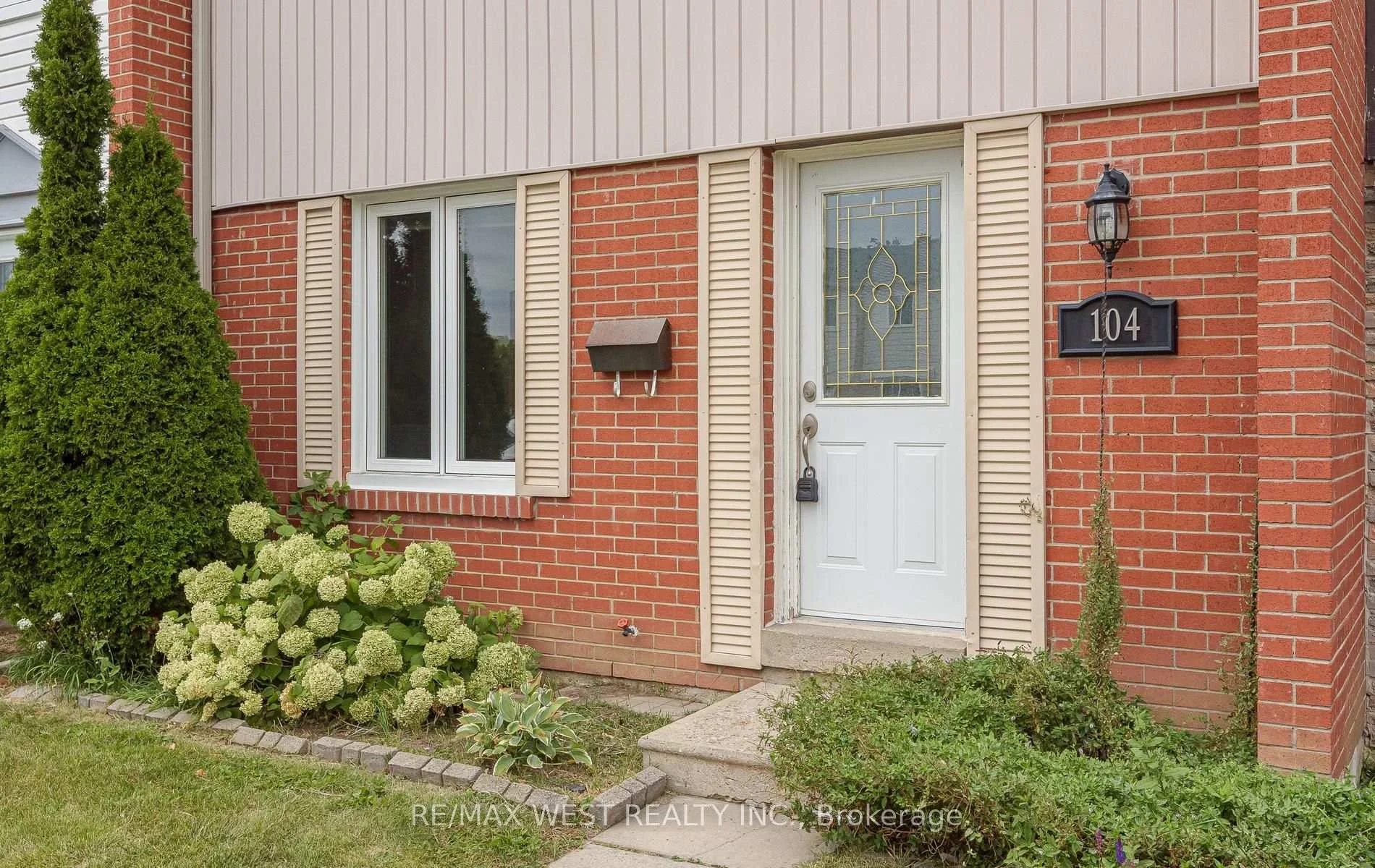 Photo 6 of Unit 104, 900 Central Park Drive, Brampton, Northgate — HOMEH