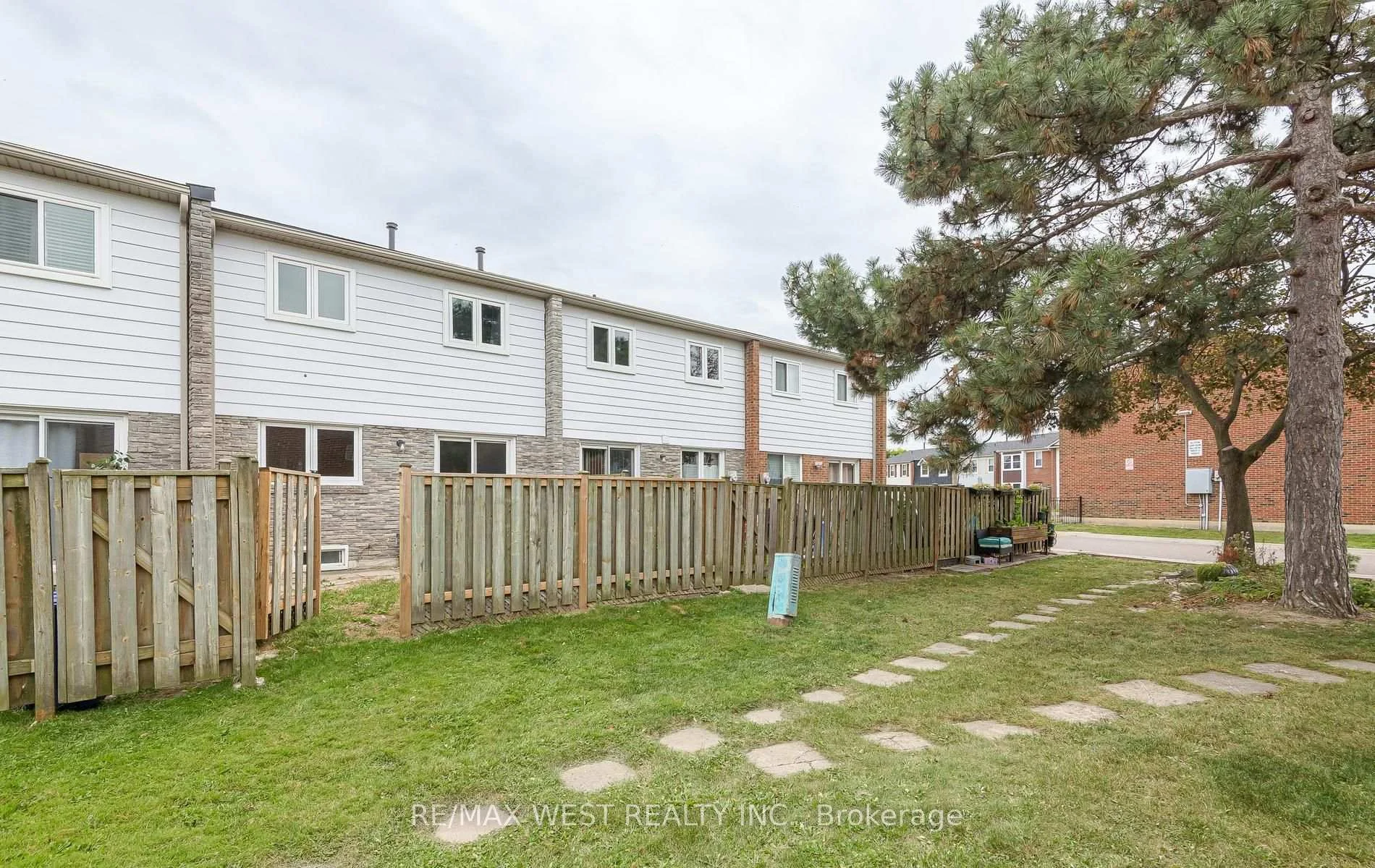 Photo 43 of Unit 104, 900 Central Park Drive, Brampton, Northgate — HOMEH