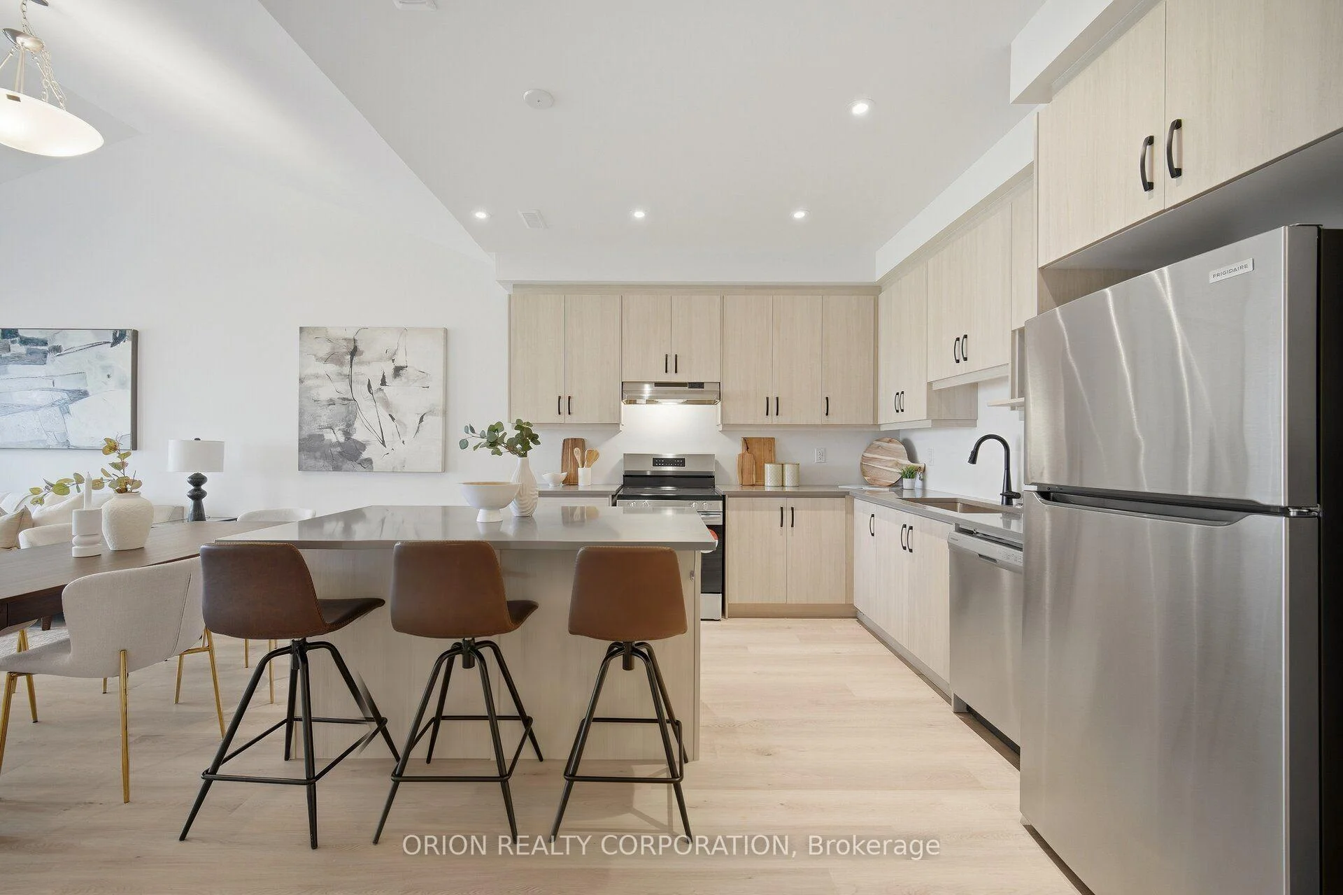 Photo 4 of 704 Sargeant Place, Innisfil, Rural Innisfil — HOMEH