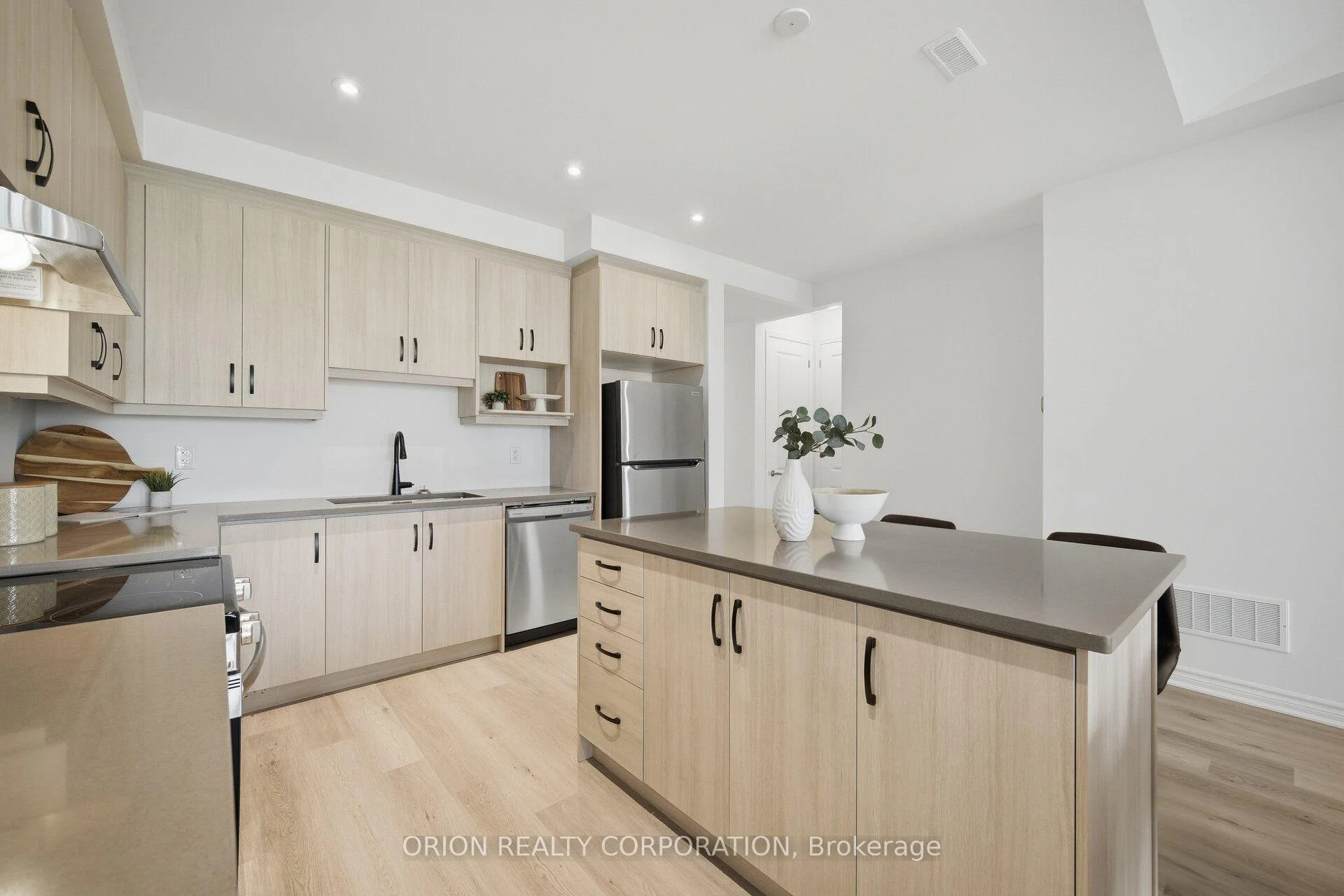 Photo 5 of 704 Sargeant Place, Innisfil, Rural Innisfil — HOMEH