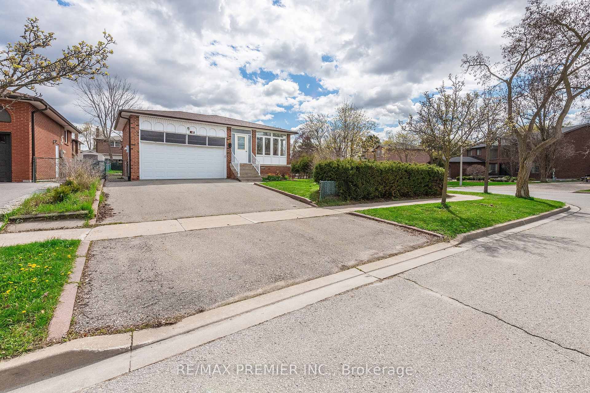 Photo 2 of 43 Jules Avenue, Vaughan, East Woodbridge — HOMEH