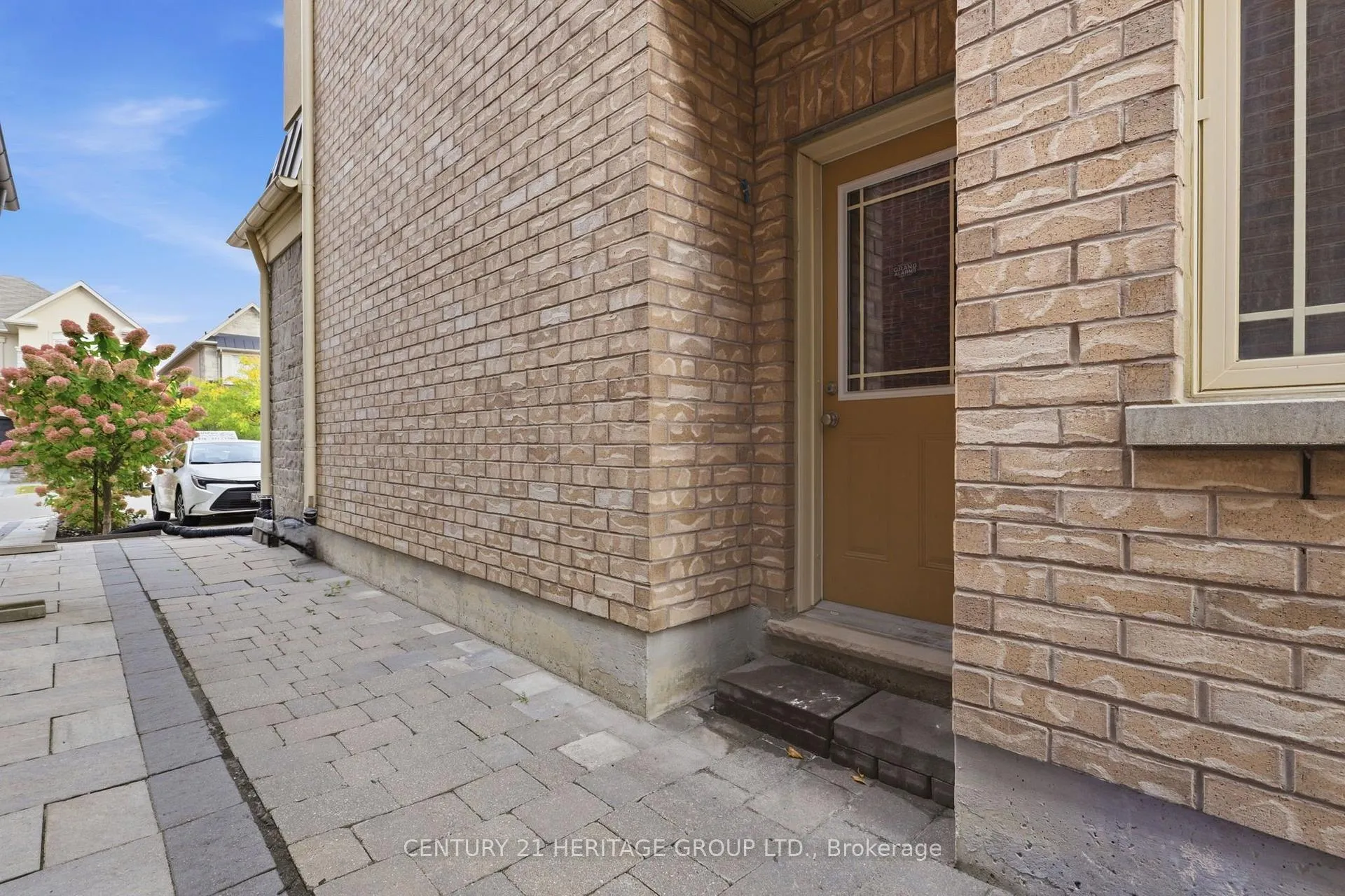 Photo 3 of Unit Lower, 19 Dunrobin Crescent, Vaughan, Kleinburg — HOMEH