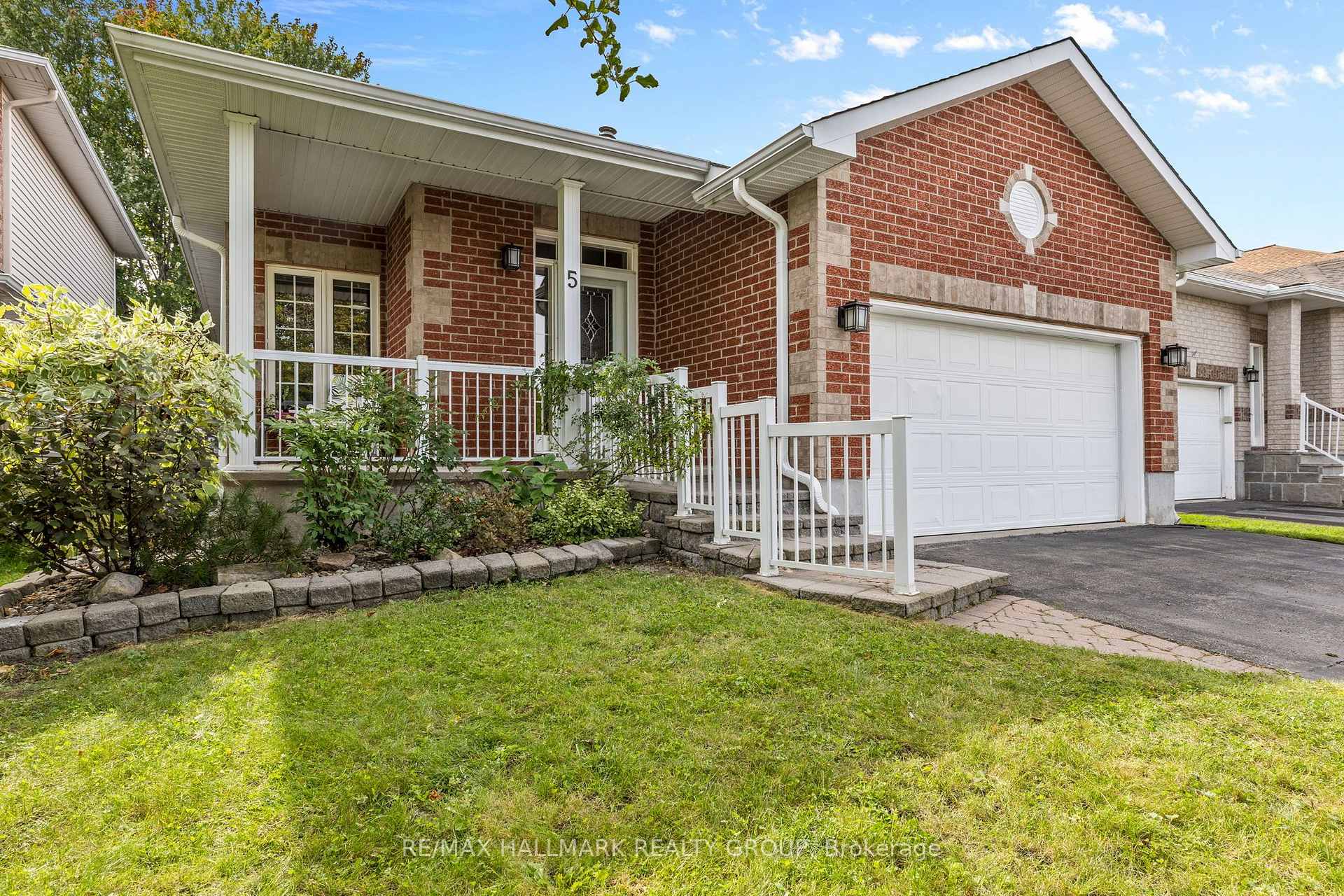 Photo 2 of 5 Rayburn Street, Ottawa, Kanata - Morgan's Grant/South March — HOMEH
