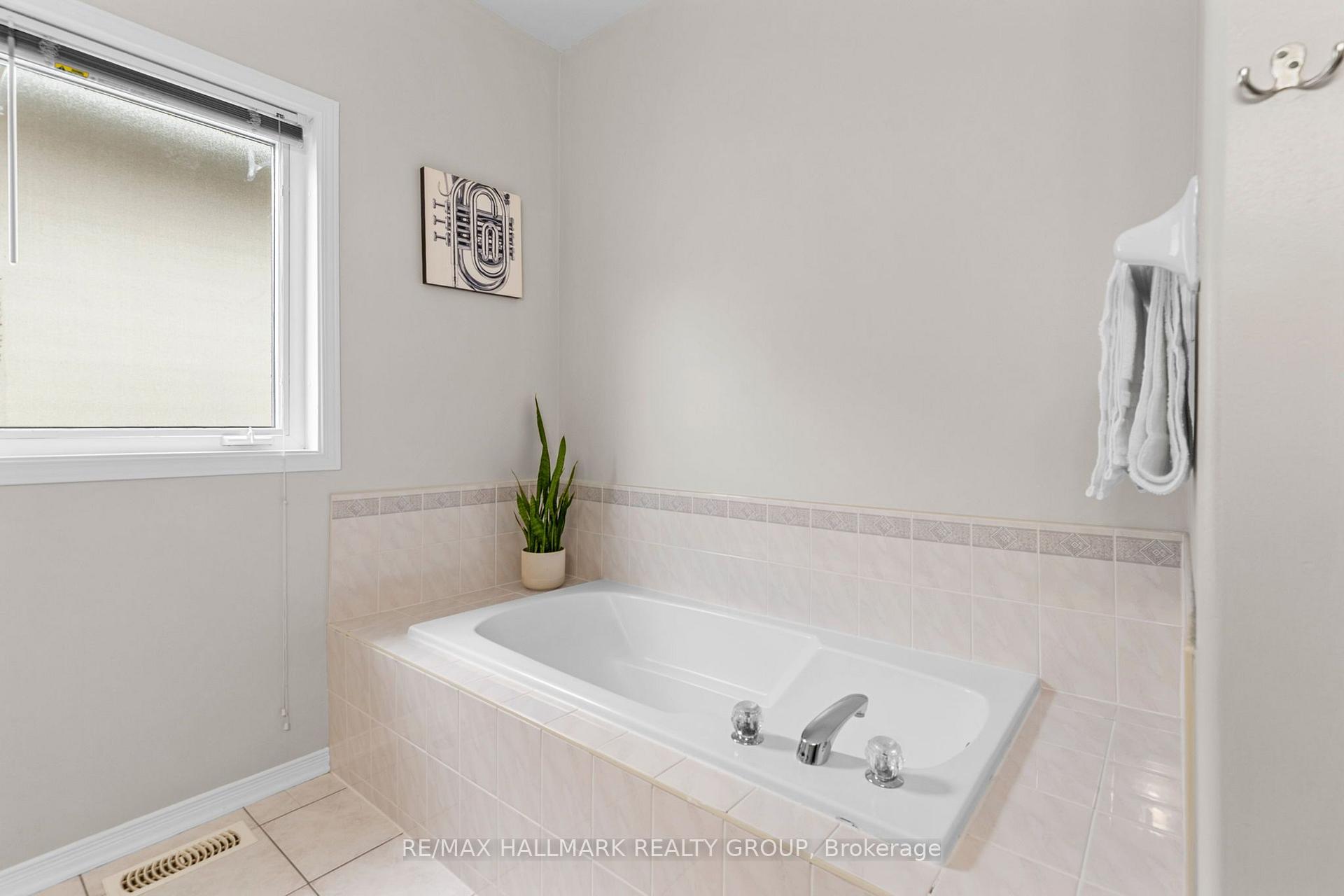 Photo 13 of 5 Rayburn Street, Ottawa, Kanata - Morgan's Grant/South March — HOMEH