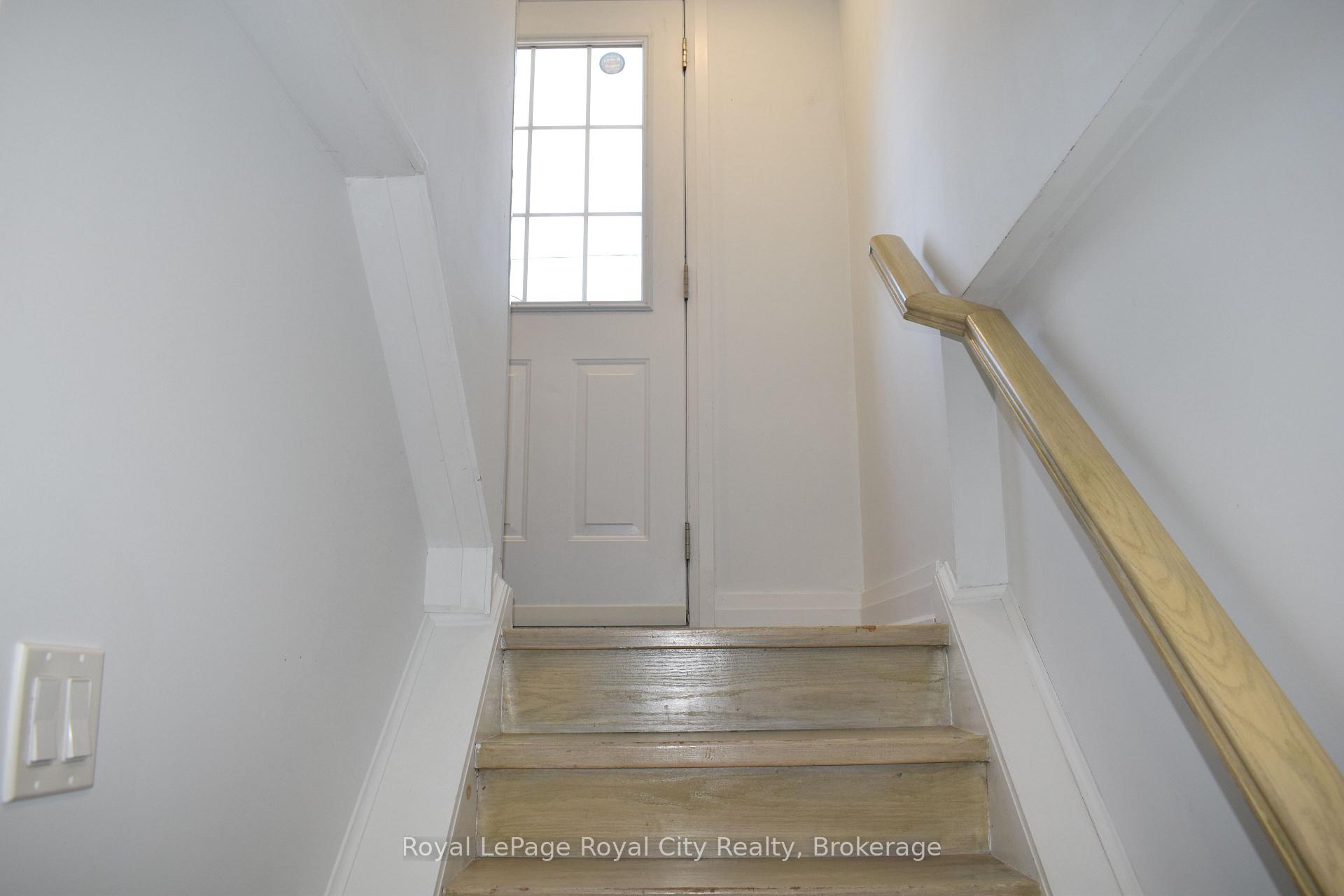 Photo 4 of 61 Nelson Court, Halton Hills, Acton — HOMEH