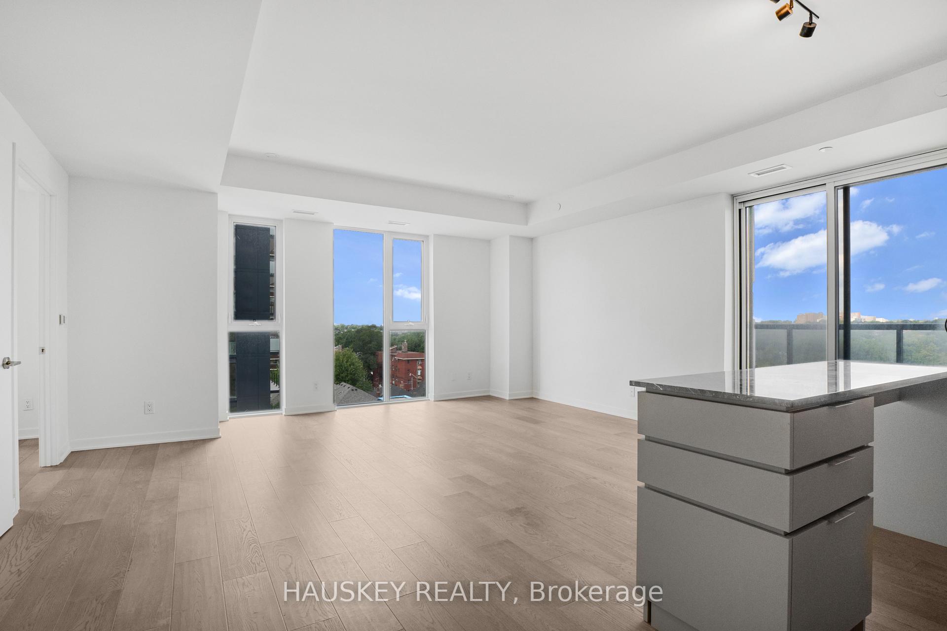Photo 8 of Unit 901, 185 Alberta Avenue, Toronto, Oakwood Village — HOMEH