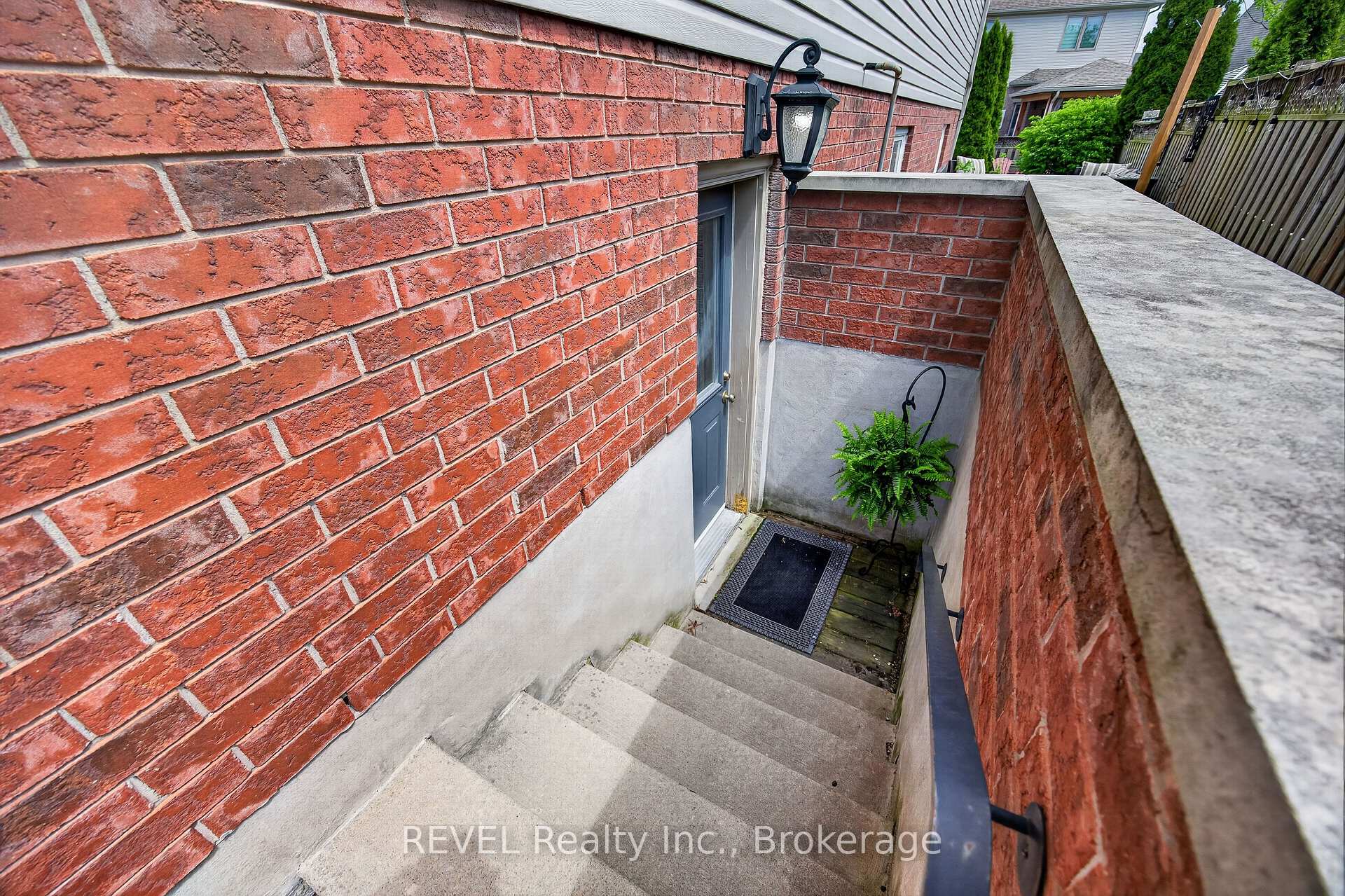 Photo 4 of 126 Westland Street, St. Catharines, Rykert/Vansickle — HOMEH
