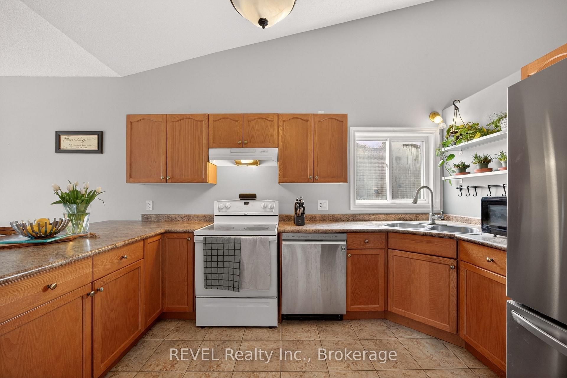 Photo 14 of 126 Westland Street, St. Catharines, Rykert/Vansickle — HOMEH