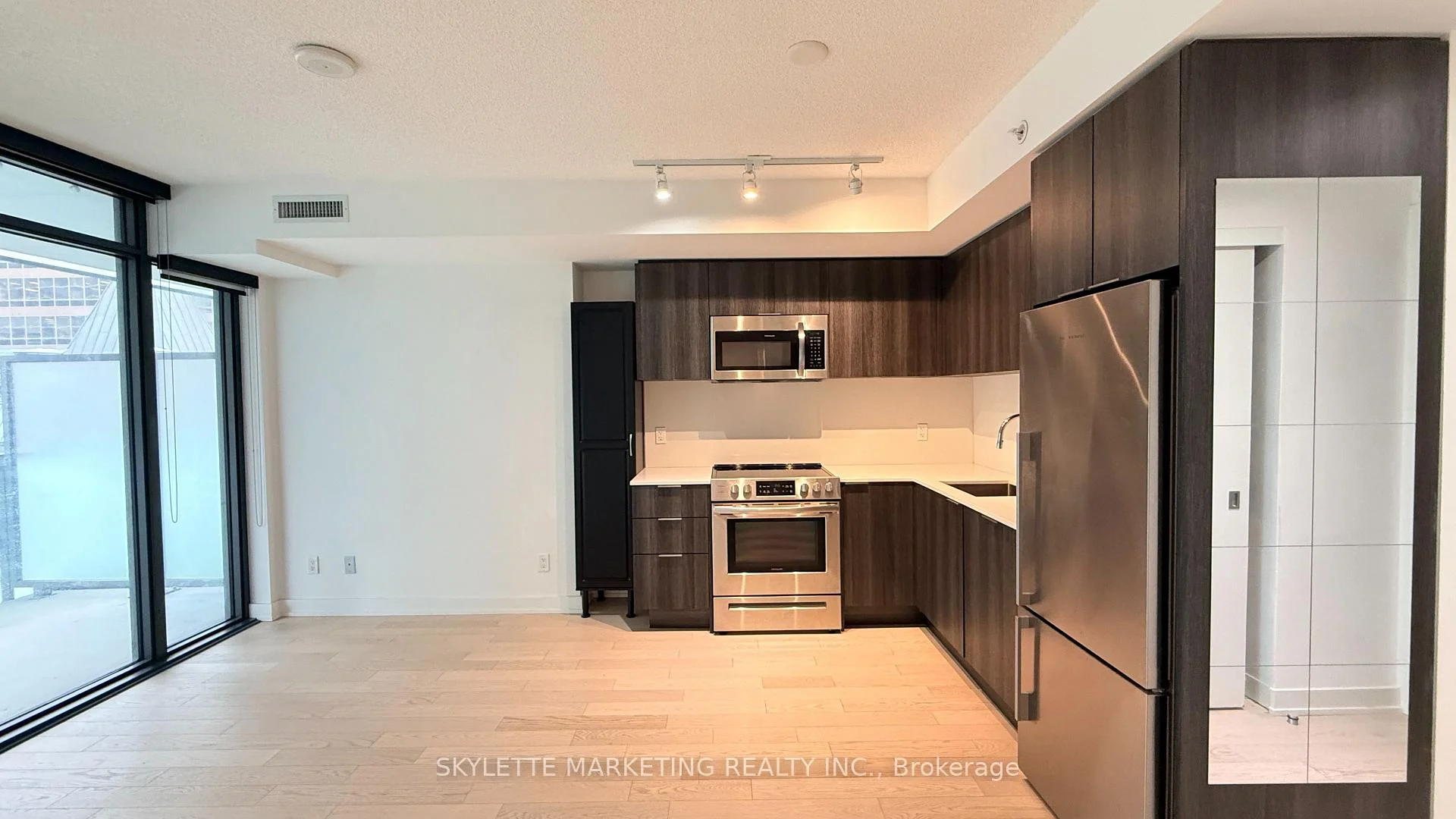 Photo 5 of Unit 1011, 25 Richmond Street E, Toronto, Church-Yonge Corridor — HOMEH