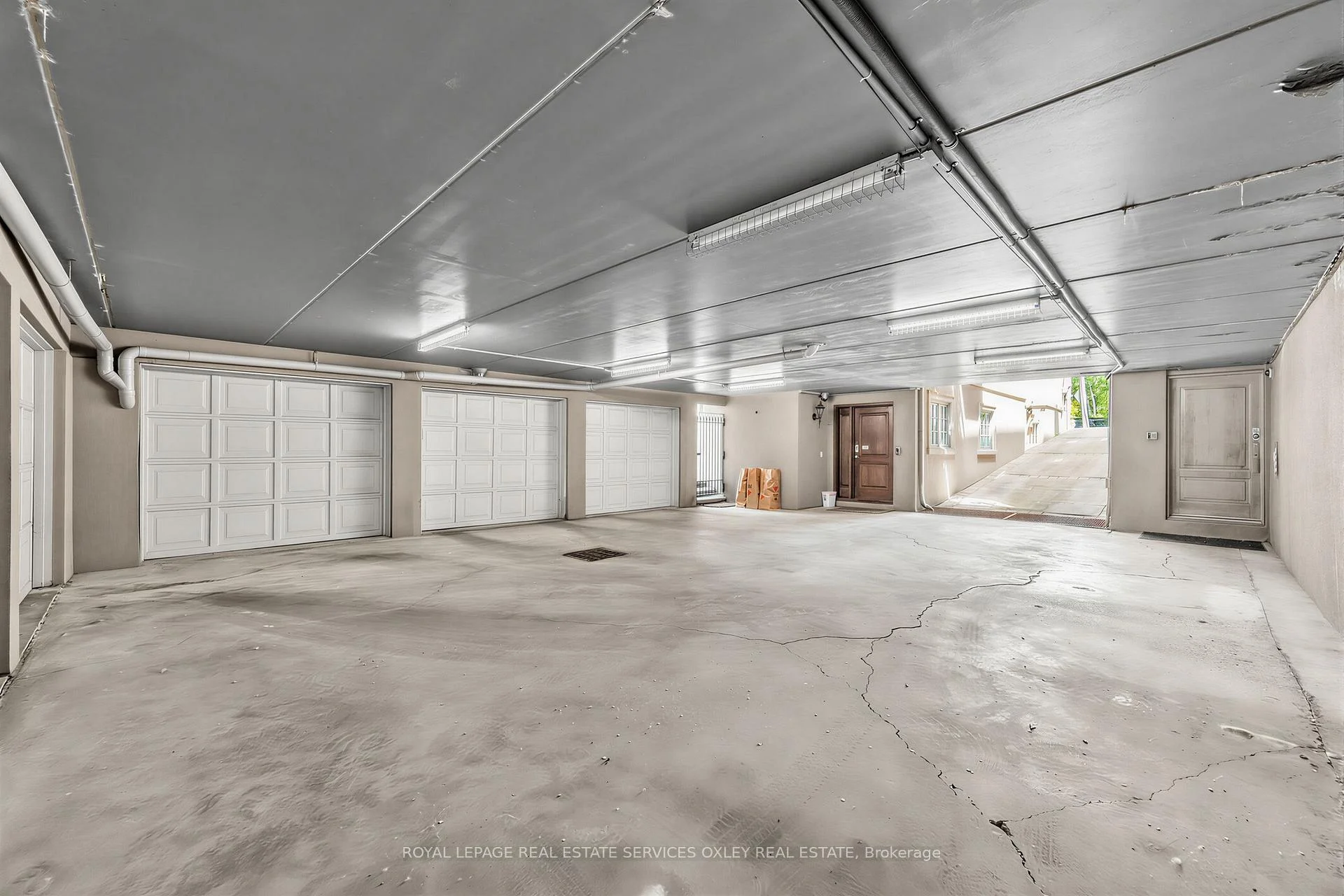 Photo 32 of 155 South Drive, Toronto, Rosedale-Moore Park — HOMEH