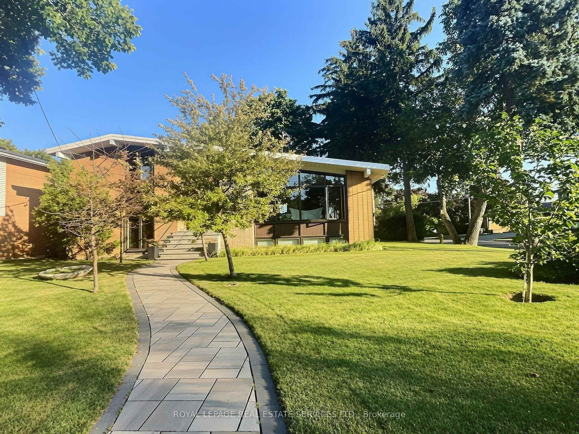 Photo 2 of 33 Blue Forest Drive, North York, Bathurst Manor — HOMEH