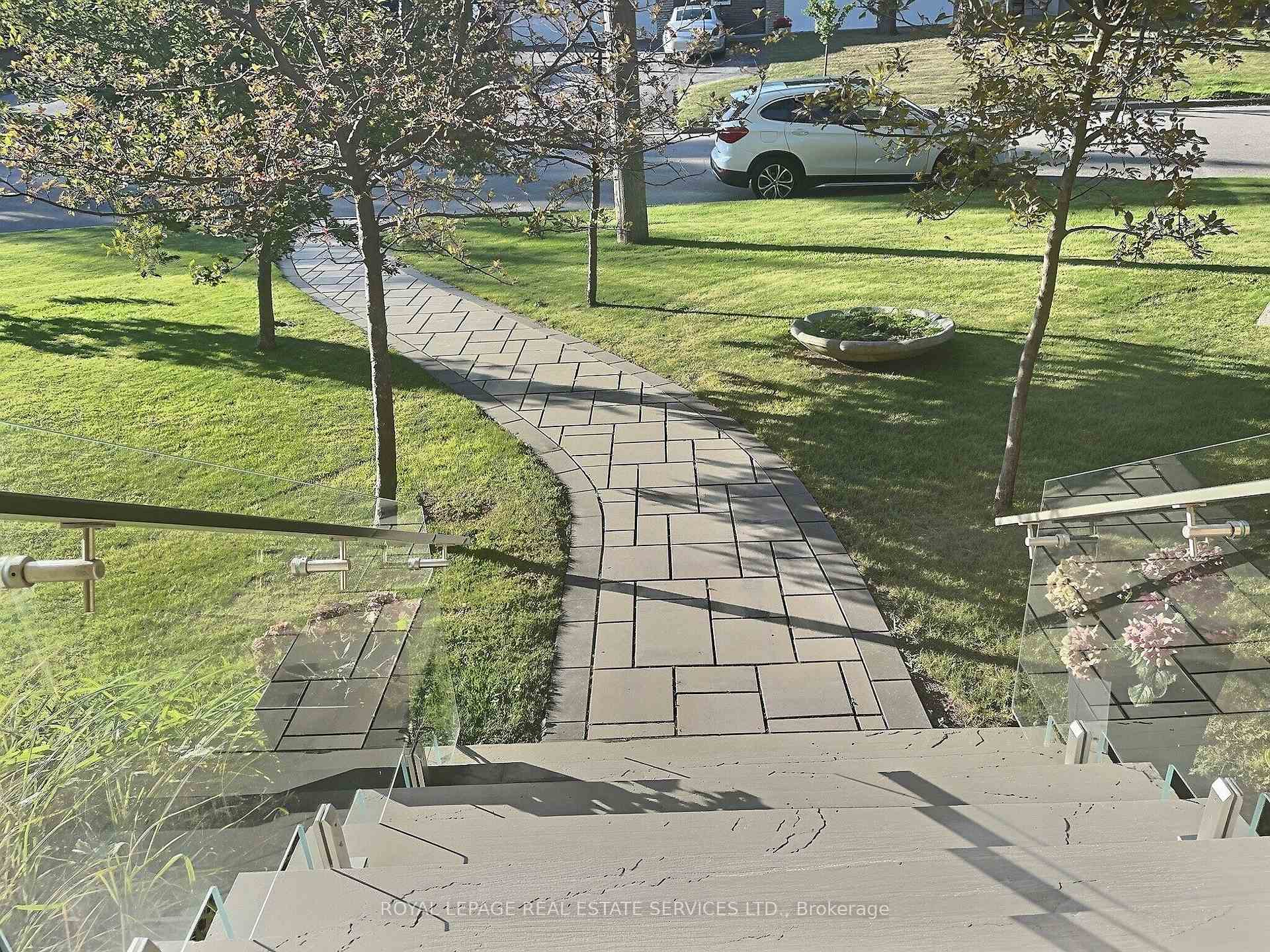 Photo 3 of 33 Blue Forest Drive, North York, Bathurst Manor — HOMEH