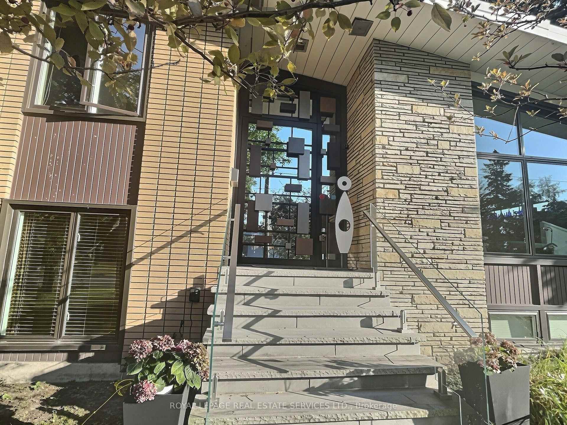 Photo 4 of 33 Blue Forest Drive, North York, Bathurst Manor — HOMEH