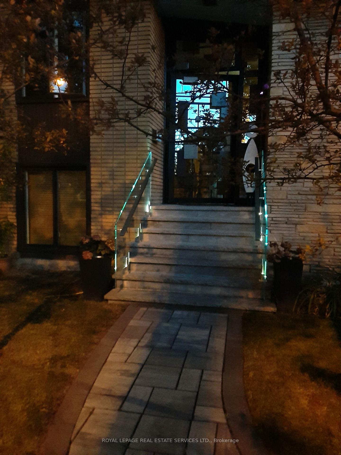 Photo 5 of 33 Blue Forest Drive, North York, Bathurst Manor — HOMEH