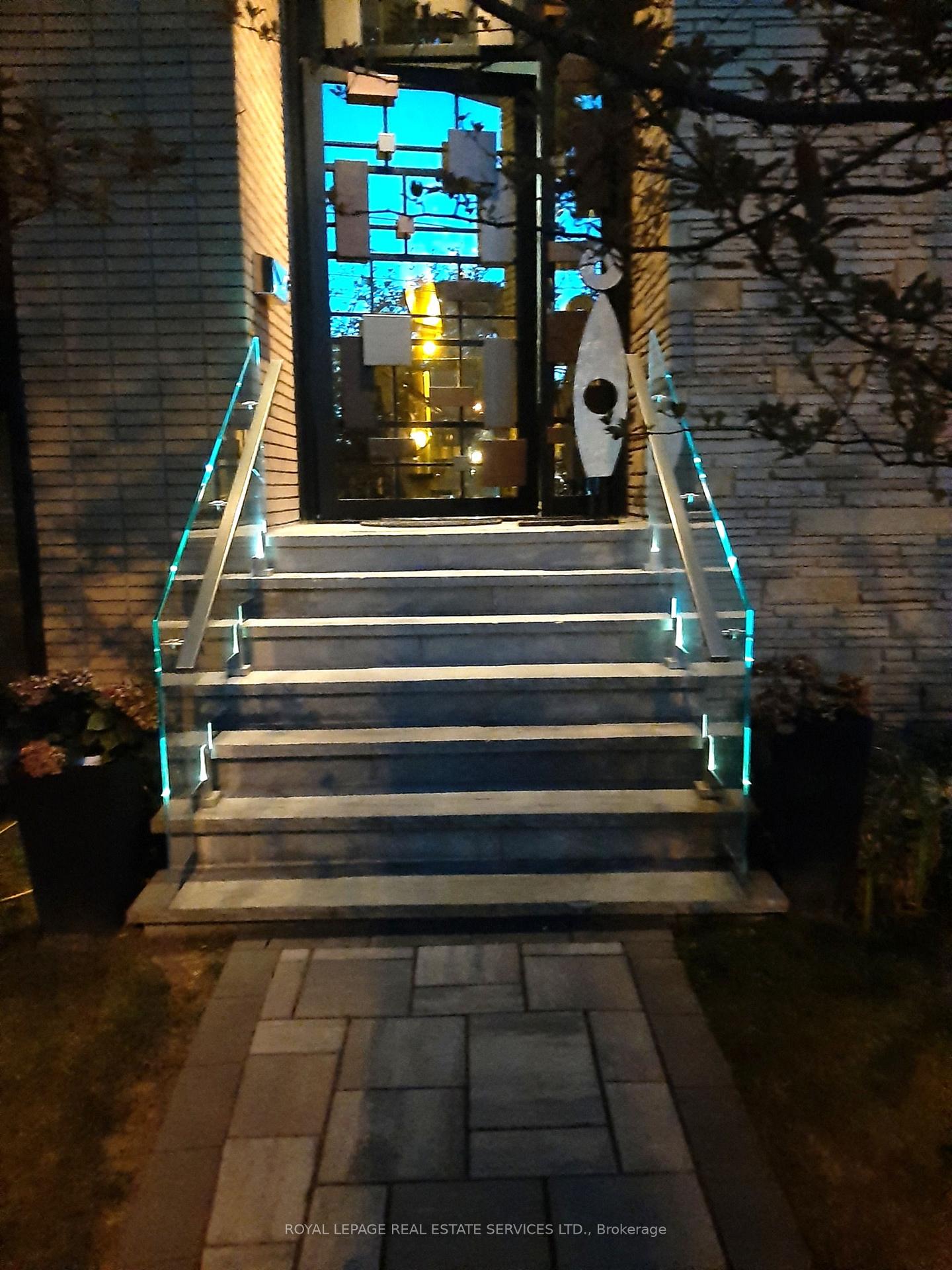 Photo 7 of 33 Blue Forest Drive, North York, Bathurst Manor — HOMEH