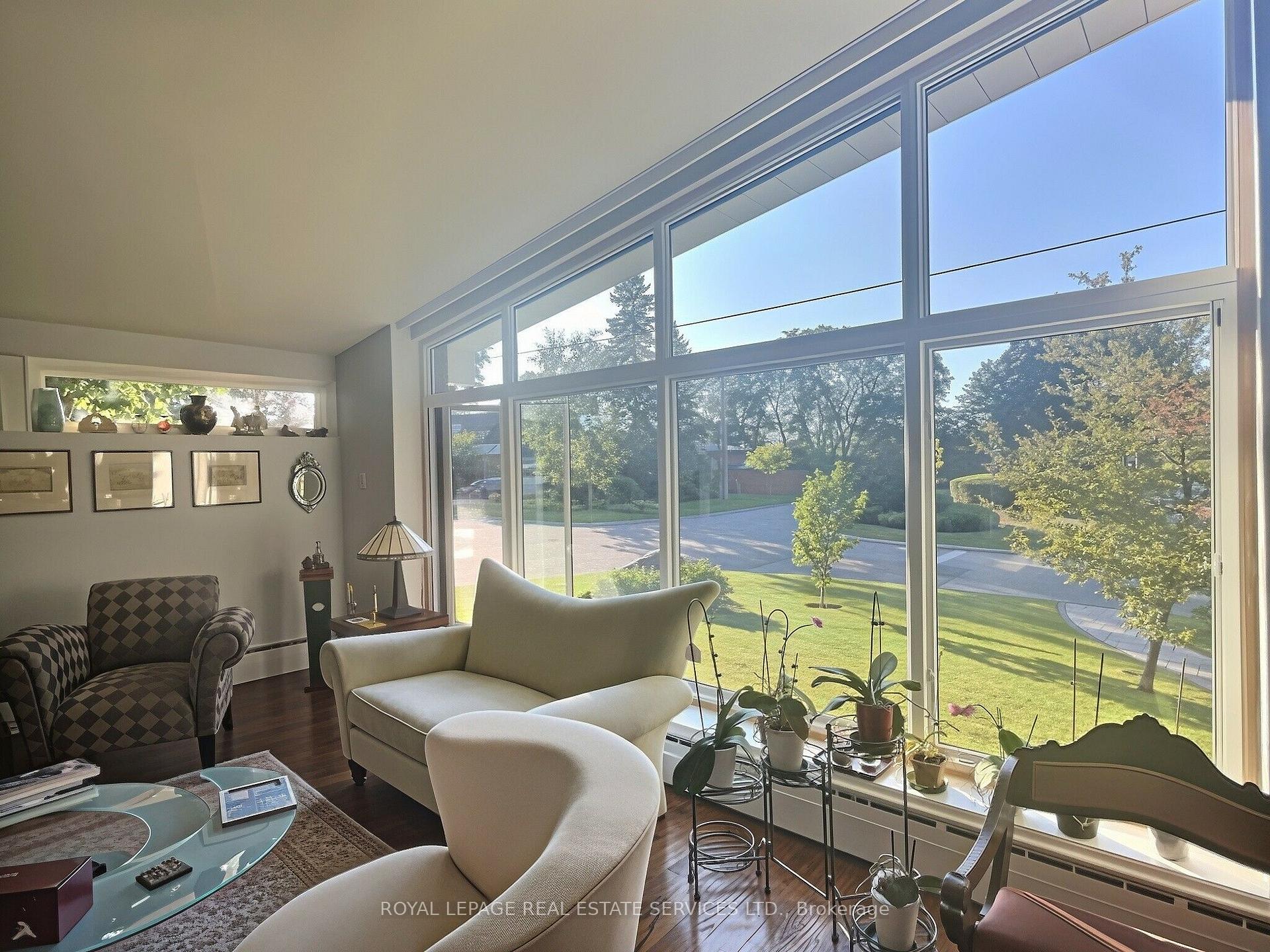 Photo 11 of 33 Blue Forest Drive, North York, Bathurst Manor — HOMEH