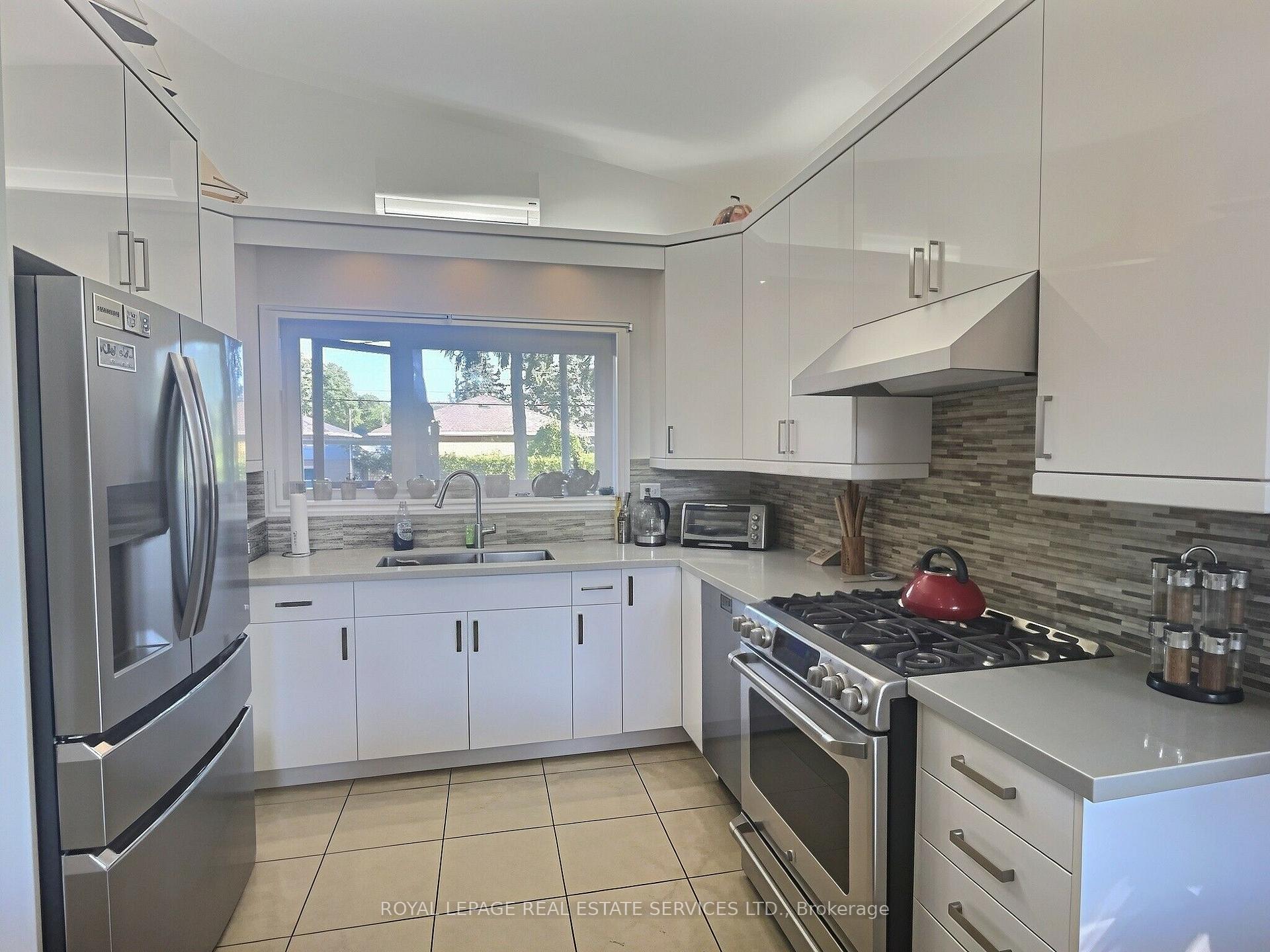 Photo 13 of 33 Blue Forest Drive, North York, Bathurst Manor — HOMEH