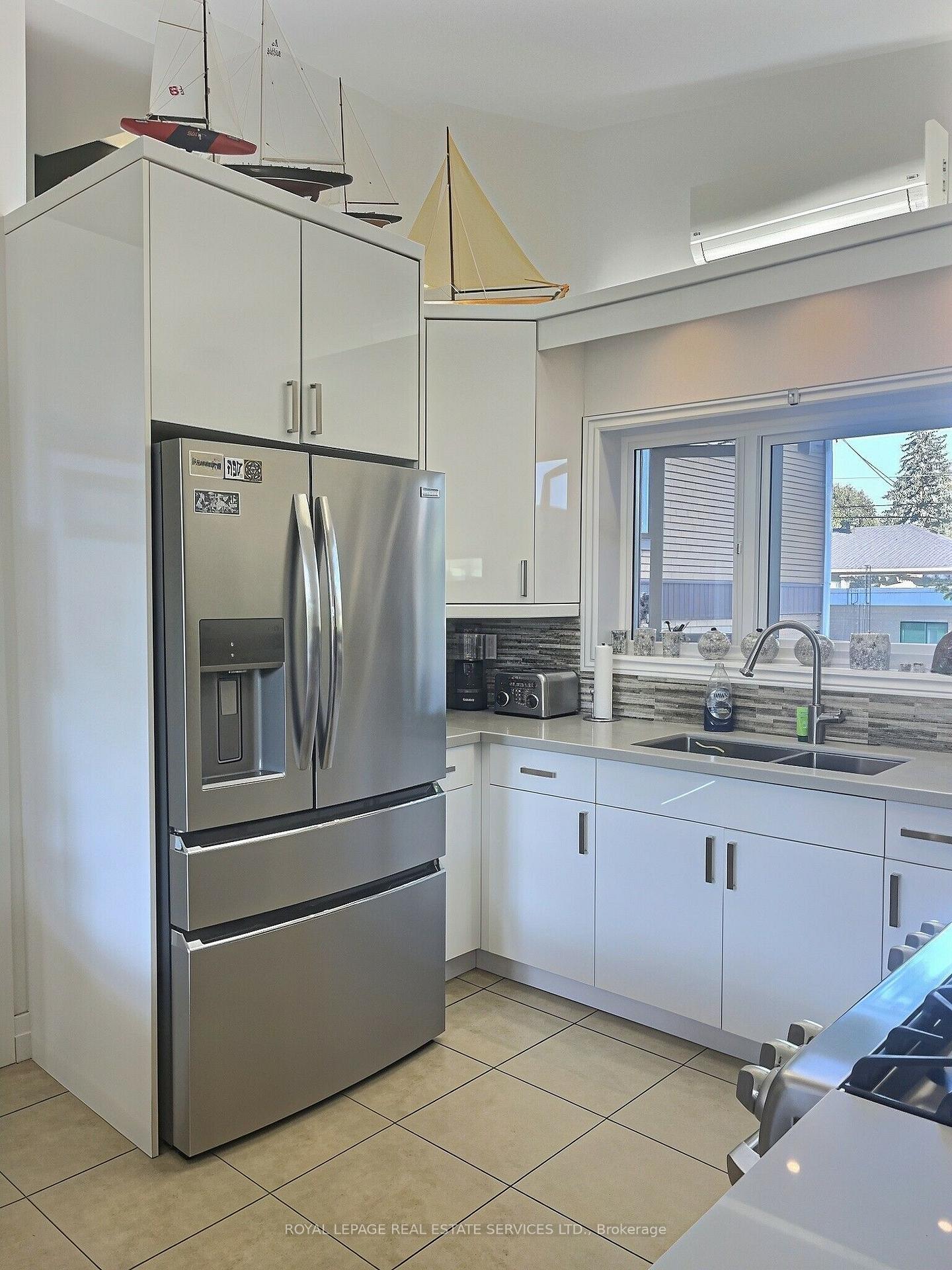 Photo 14 of 33 Blue Forest Drive, North York, Bathurst Manor — HOMEH