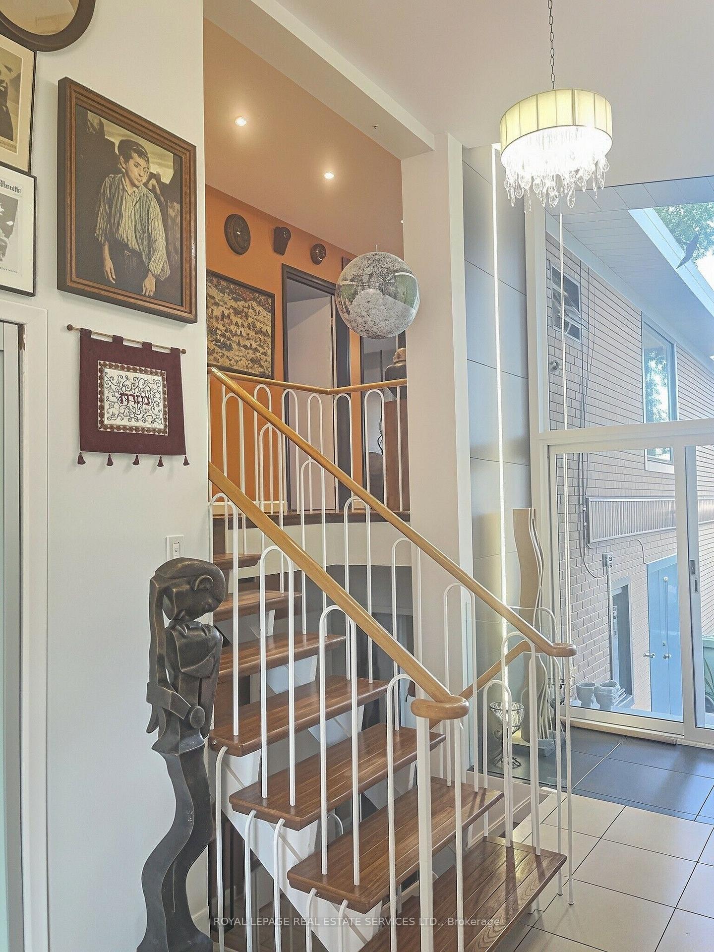 Photo 19 of 33 Blue Forest Drive, North York, Bathurst Manor — HOMEH