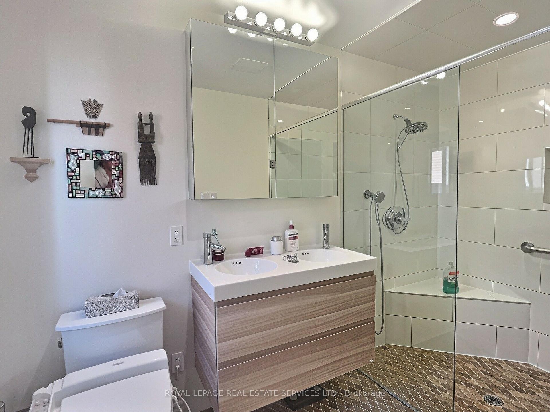 Photo 23 of 33 Blue Forest Drive, North York, Bathurst Manor — HOMEH