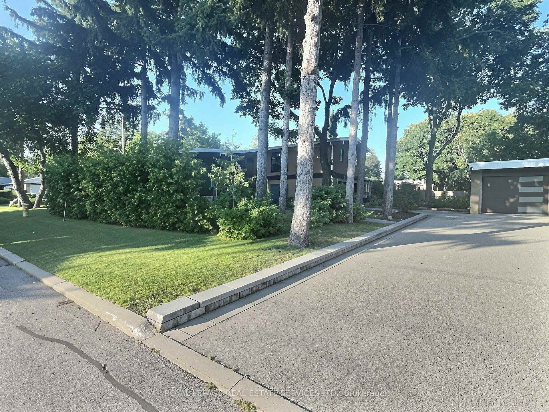 Photo 38 of 33 Blue Forest Drive, North York, Bathurst Manor — HOMEH