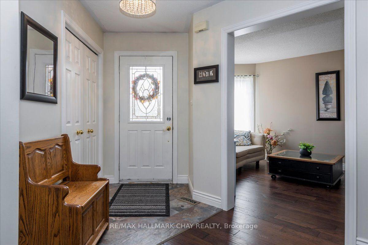 Photo 3 of 18 Bear Creek Drive, Barrie, Holly — HOMEH