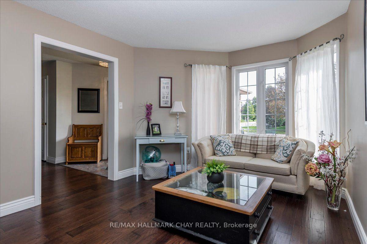 Photo 4 of 18 Bear Creek Drive, Barrie, Holly — HOMEH