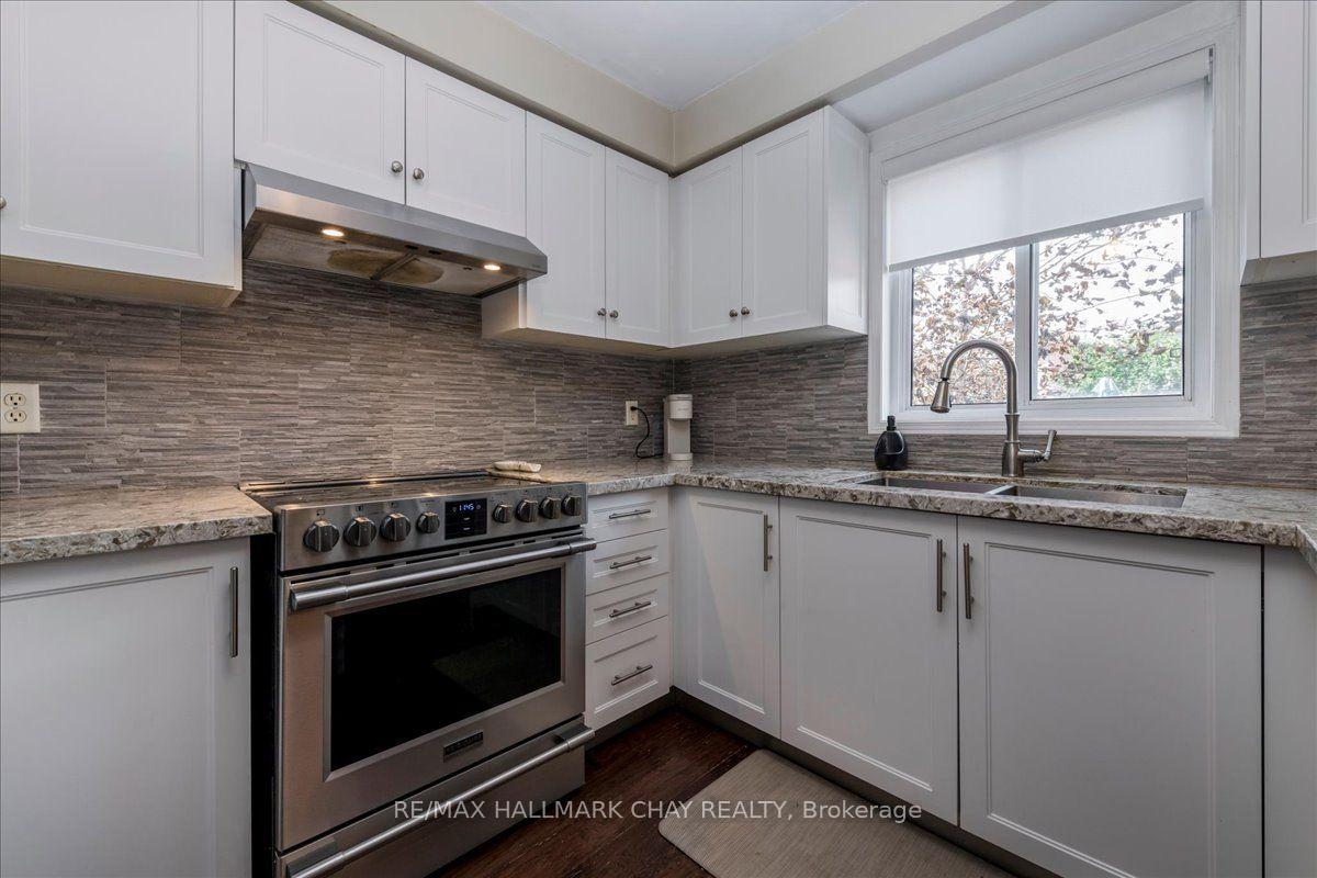 Photo 9 of 18 Bear Creek Drive, Barrie, Holly — HOMEH